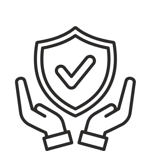 Twee handen die een schild met een vinkje vasthouden, symbool voor bescherming of veiligheid.