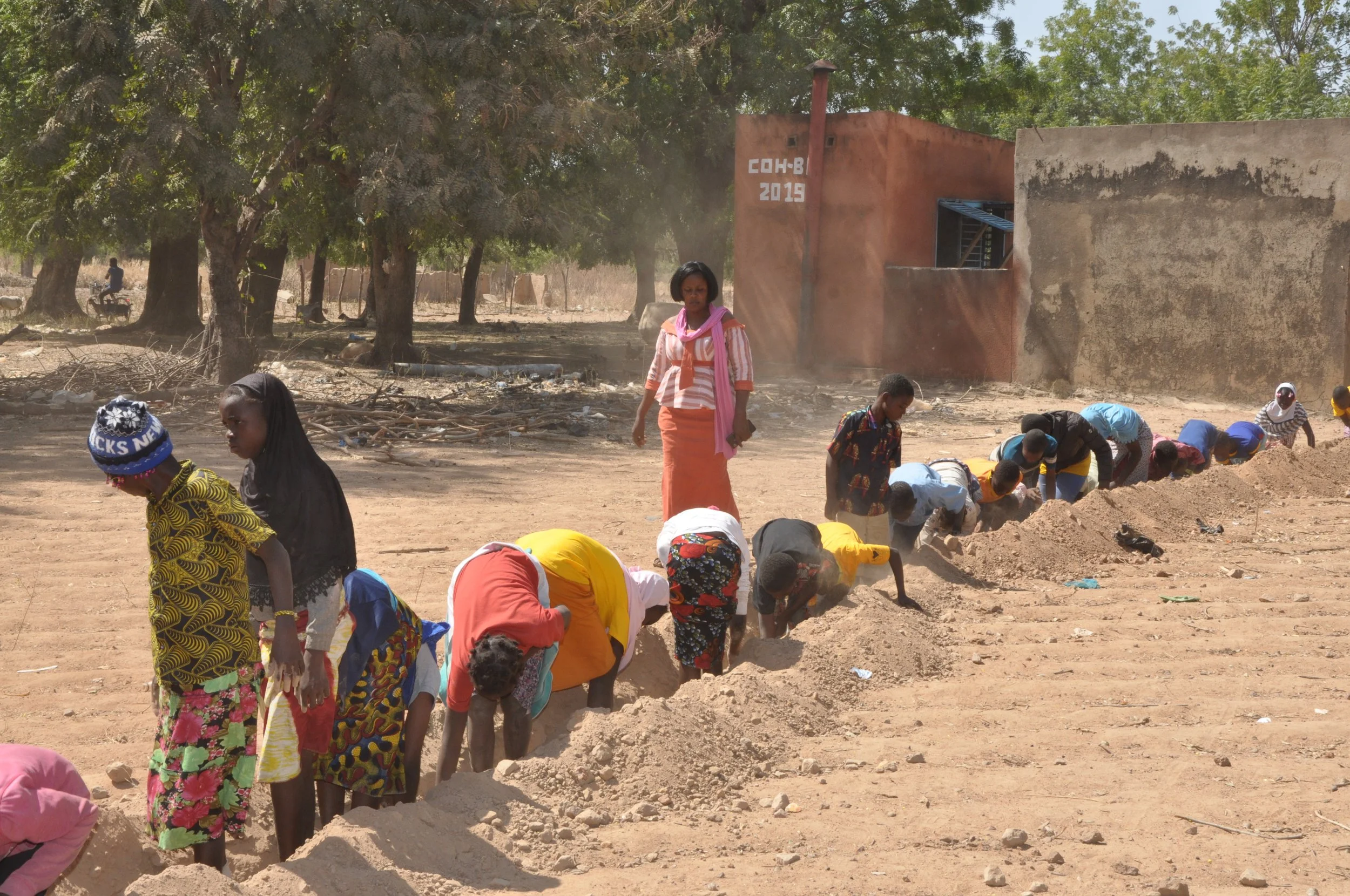 Removing small stones from trench to protect pipe from abrasions