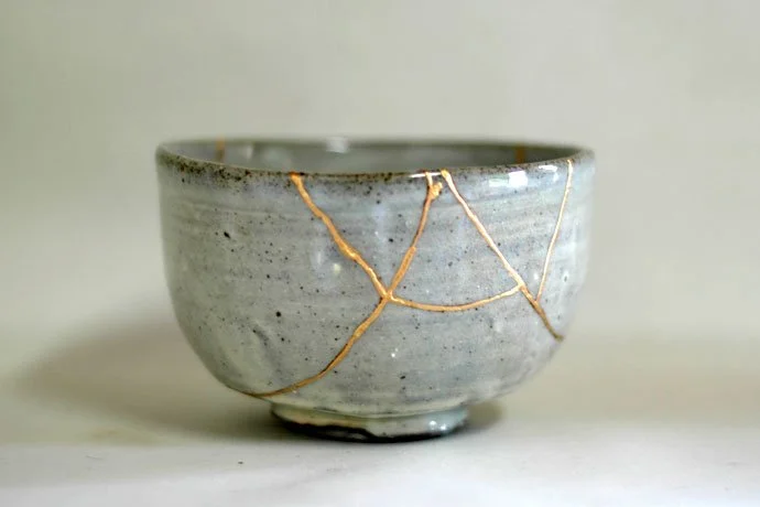 Bol en céramique réparé avec Kintsugi, lignes en or visibles.