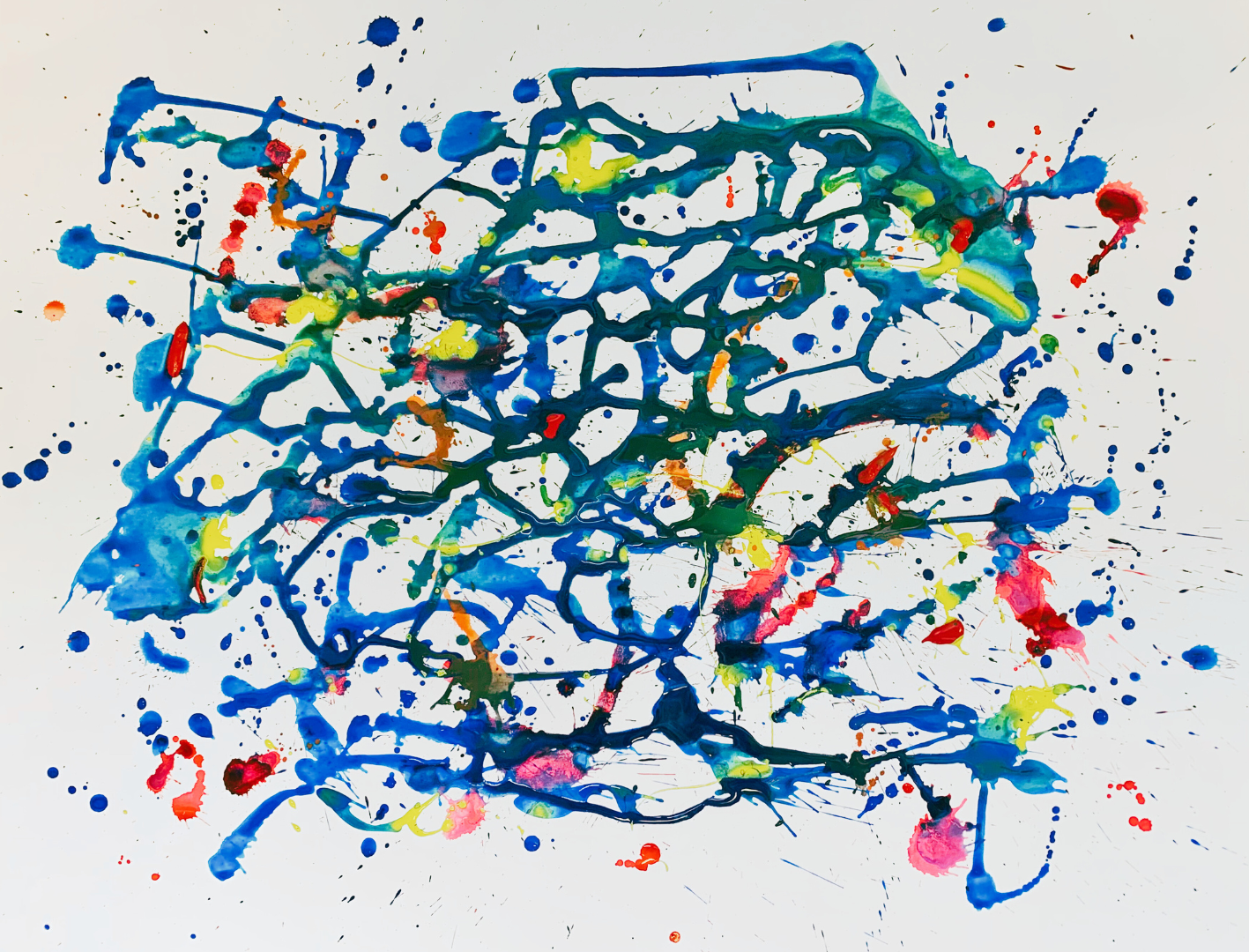 Tableau abstrait avec éclaboussures de peinture bleu, vert, rouge et jaune sur fond blanc.