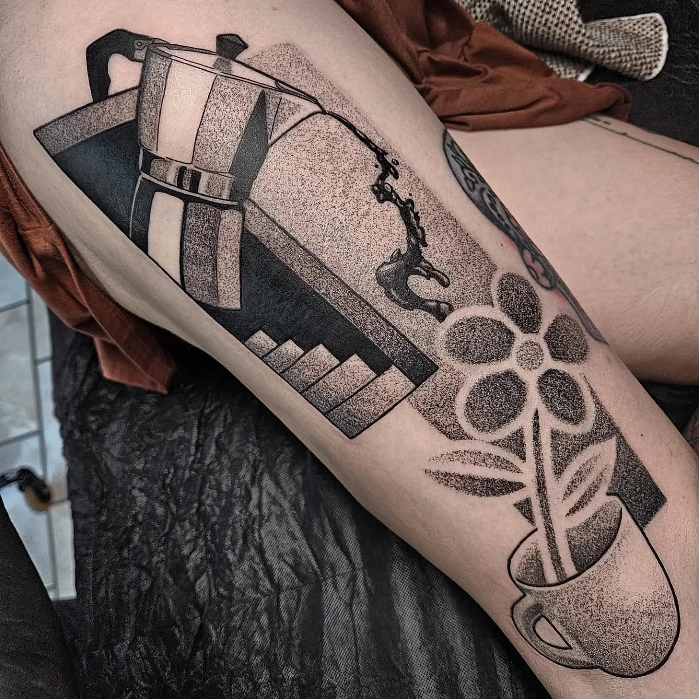 This was a fun mix of a love for coffee and surrealism. Im currently booking for December and would love to do more coffee inspired tattoos. DM me to schedule 

#coffee #coffeelover #surrealart #johnsoncitytn #kingsporttn #bristoltn #tttswrlds