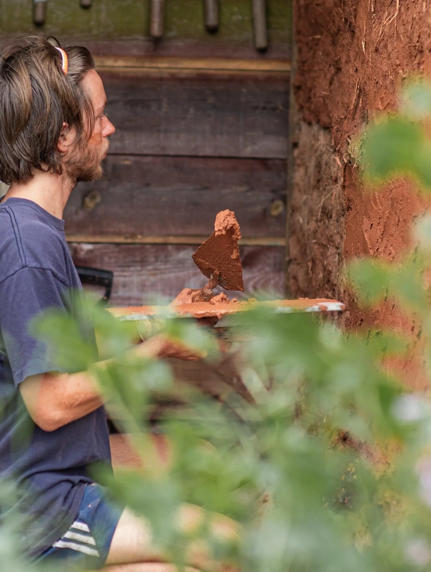 My first flirt with earthen plastering at @ecoaldeiadovale some years ago. At the eve of my long-awaited 3-month japanese plastering / permaculture journey to Japan I look back at this bloke with love and admiration, no idea what was awaiting him in 