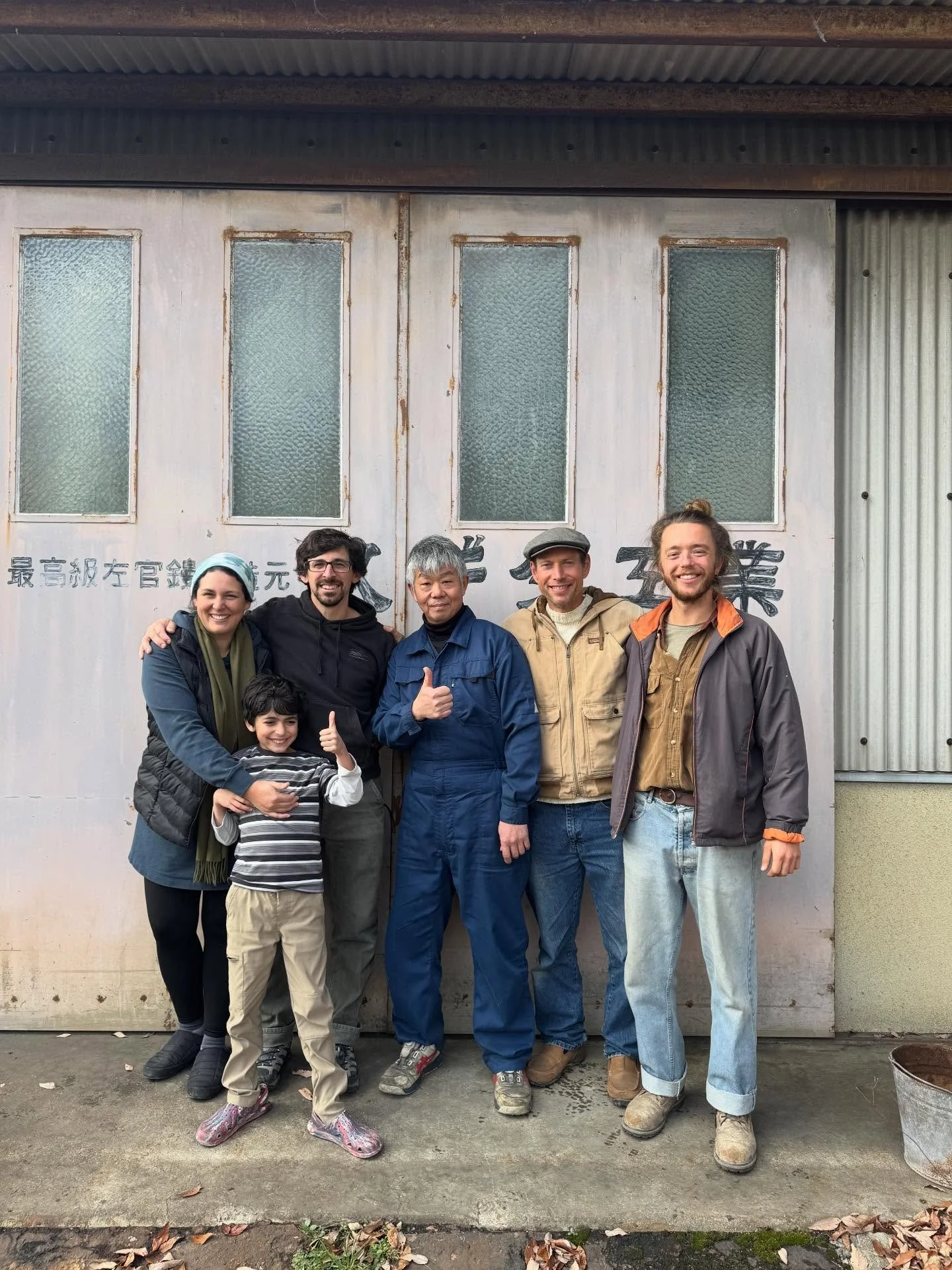 Field trips! We visited the top japanese trowel blacksmiths in Japan (the louis vuitton of plastering), one of the two is already in the fourth (!!!) generation of blacksmiths. The other day we went to an earthen plaster producer, some years ago ther