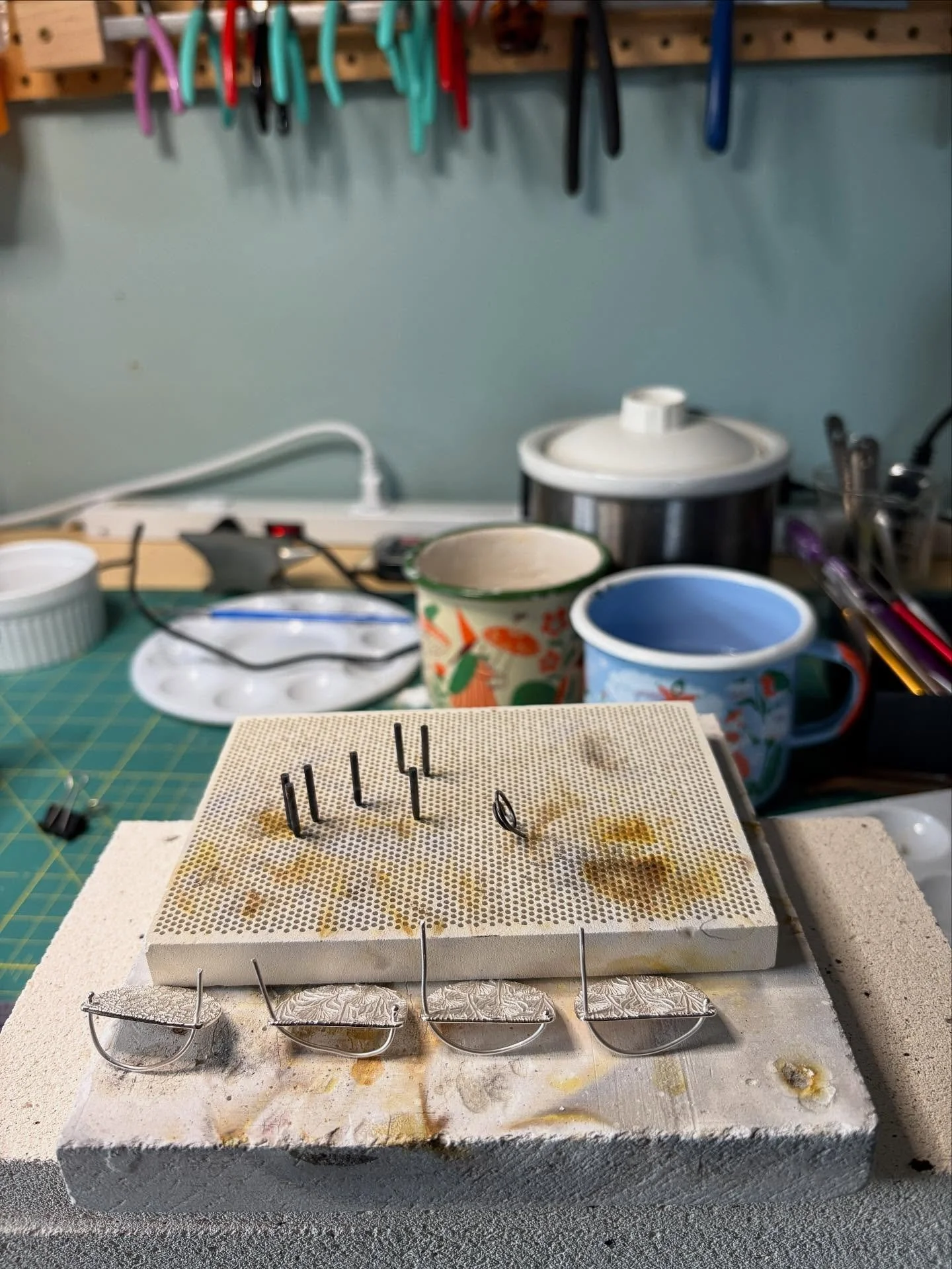 Working on some new designs this week.  Melting wire is so much fun!  These guys remind me of waving crabs at this stage🫶🏻🦀