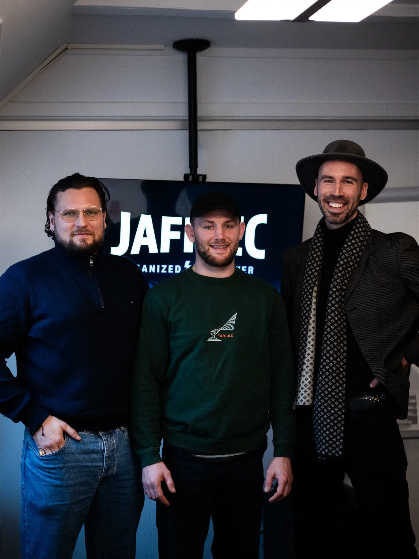 Vi er sp&aelig;ndte p&aring; endelig at kunne dele at @jafitec er g&aring;et ind som b&aring;de sponsor og producer p&aring; dokumentationen af @frederikstrauss rejse mod et internationalt gennembrud.

Samtidig indg&aring;r Frederik i et m&aring;lret