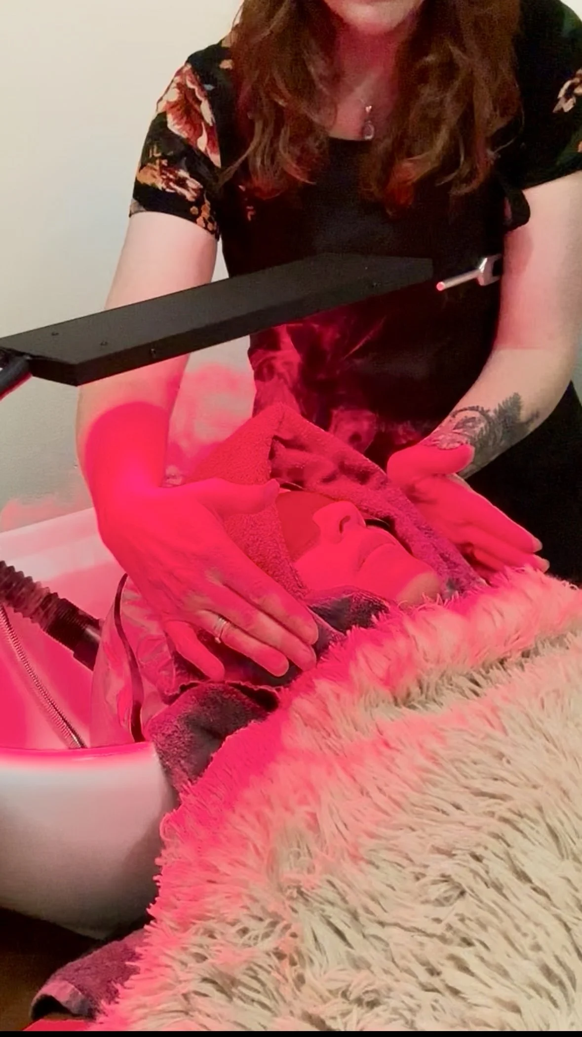 Energetic healing through Reiki while the client receives a nourishing head spa with steam, botanical treatment, and deep nervous system support.