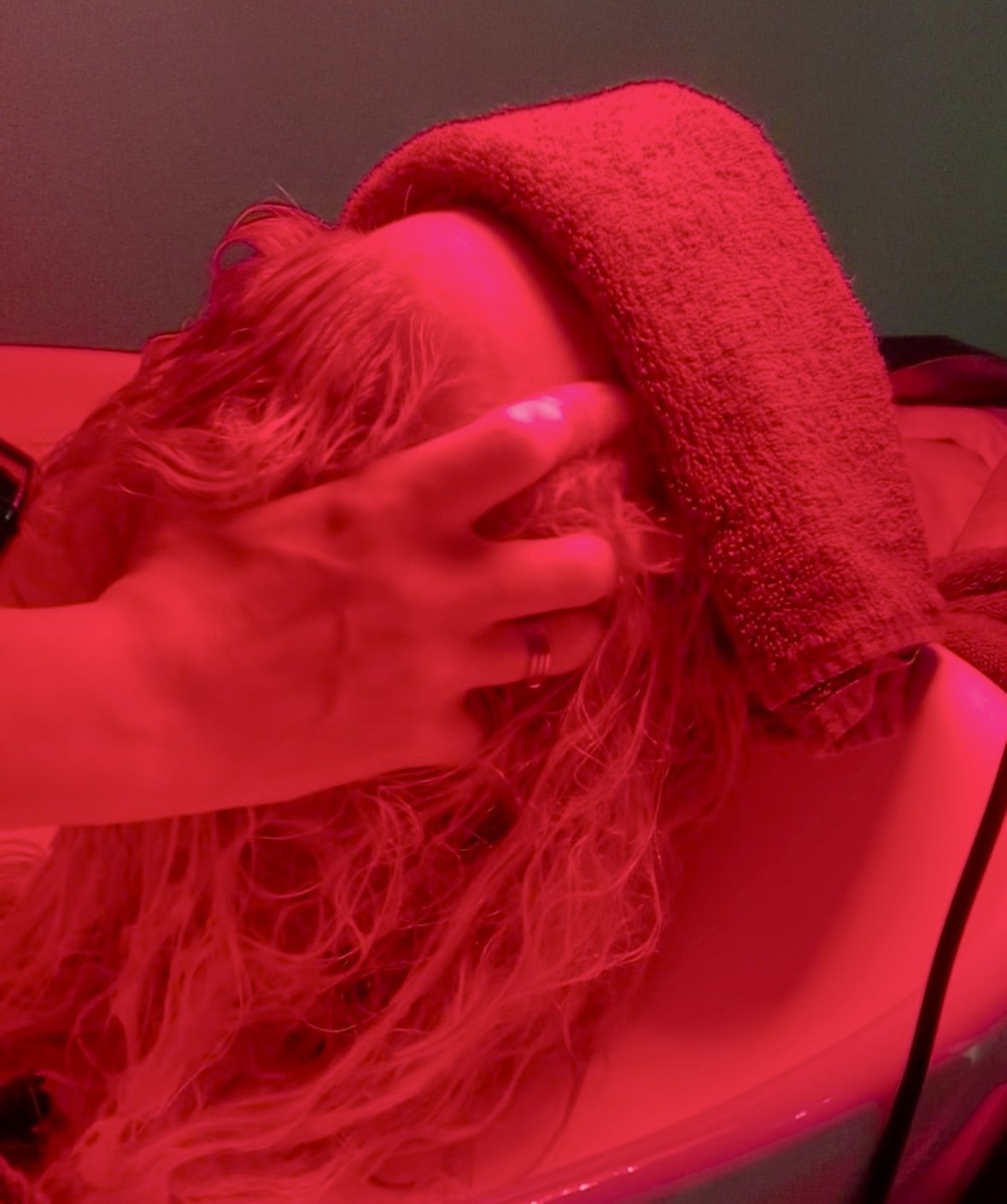 Botanical deep conditioning hair treatment with a soothing head massage, red light therapy, and a waterfall rinse to help restore the moisture, health, and vitality back into the hair. 