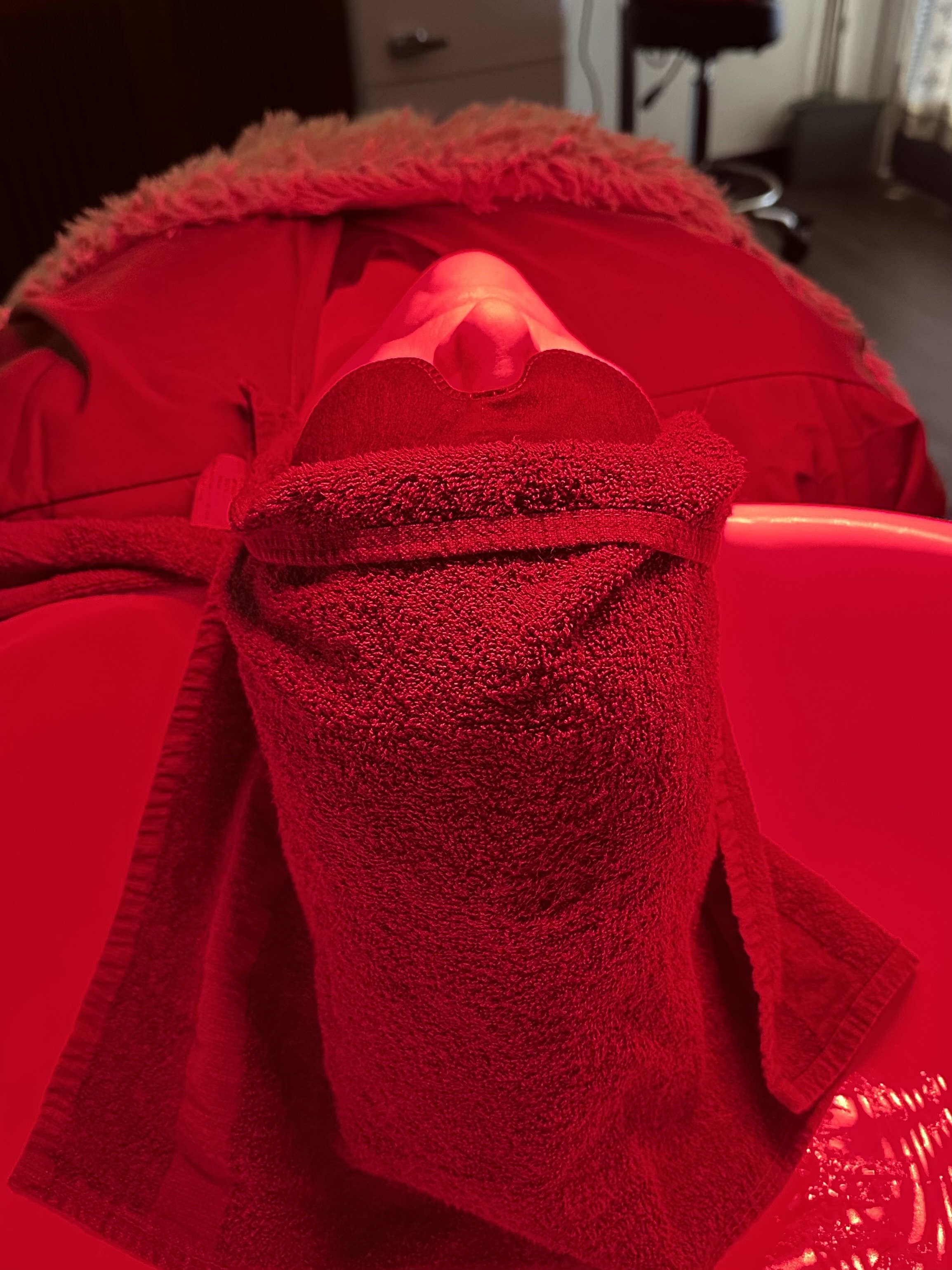 Client experiencing a holistic head spa ritual at Thousand Petals Holistic Beauty, featuring red light therapy and a purifying Ayurvedic enzyme treatment to detoxify the scalp, reduce inflammation, and support healthy hair growth by restoring the hea