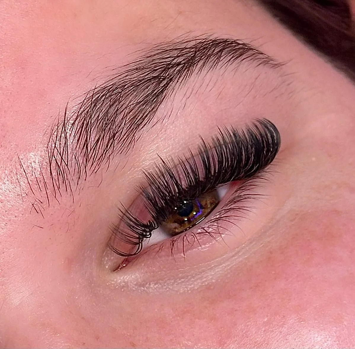 Get ready for the holidays and vacations!! This is your sign to get your lashes done 🎄✨❄️☃️🫶🍗🦃
&bull;
&bull;
~ 💕Client has on the Wet Set💕~