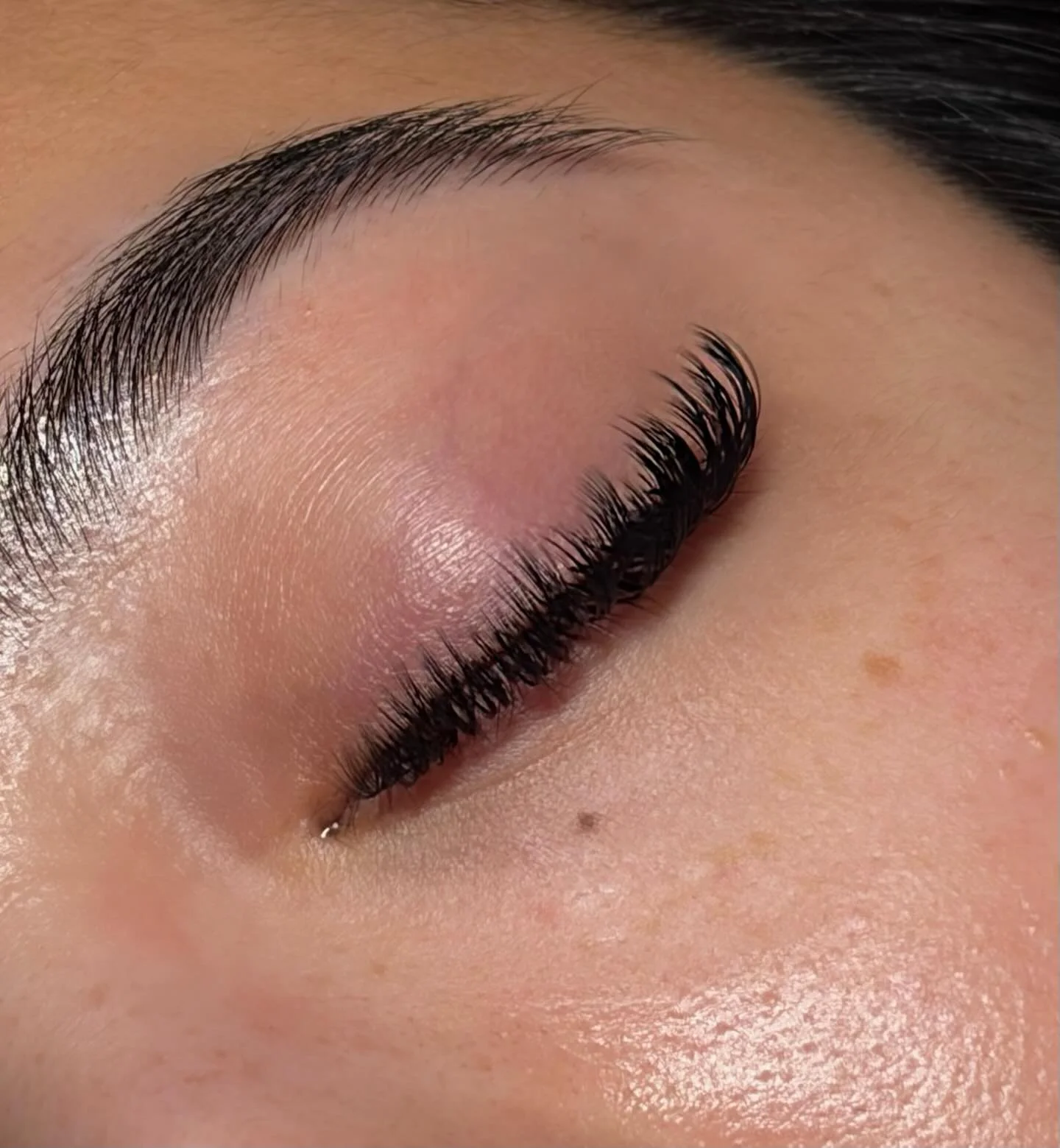 Swipe to see her eyes open😉

Customized this Wet Set for a full but feathery look giving her the perfect wispy set ✨
.
.
#chicago #beauty #lashes #eyelashextensions #fyp