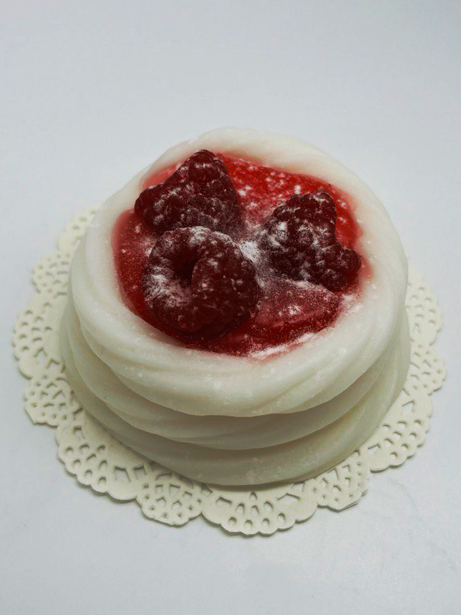 Pavlova cake Raspberry.png