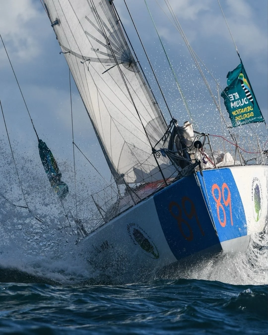 ⛵️55 n&oelig;uds. Seul. Au large des A&ccedil;ores. Route du Rhum 2022

Mathieu aurait pu prendre la route nord. Plus risqu&eacute;e. Potentiellement plus rapide. Il a choisi l&rsquo;option s&eacute;cu.
Les autres sont revenus avec de la casse&hellip