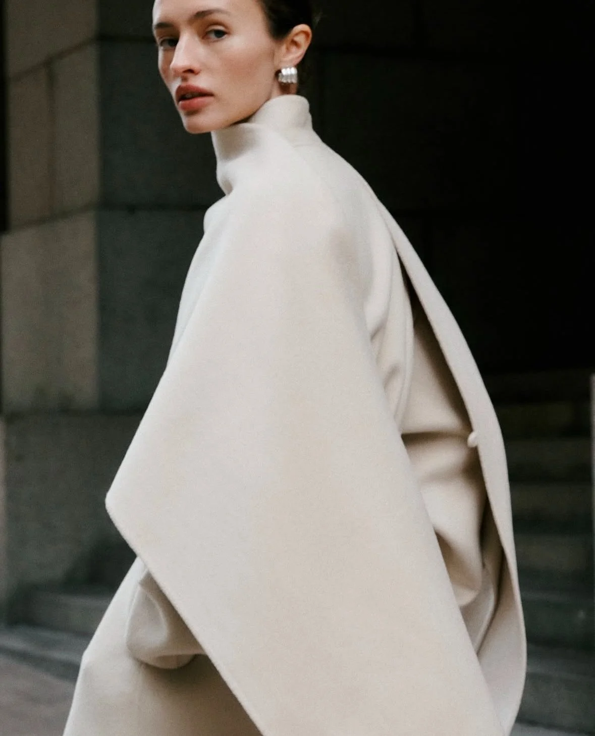 Moda ne navdu&scaron;uje le na modnih pistah, temveč tudi na ulicah, ki postajajo pravo platno kreativne svobode in modne ustvarjalnosti!

Od Milana do Kopenhagna, Londona in New Yorka smo v zadnjem mesecu spremljali modne navdu&scaron;ence, ki so te