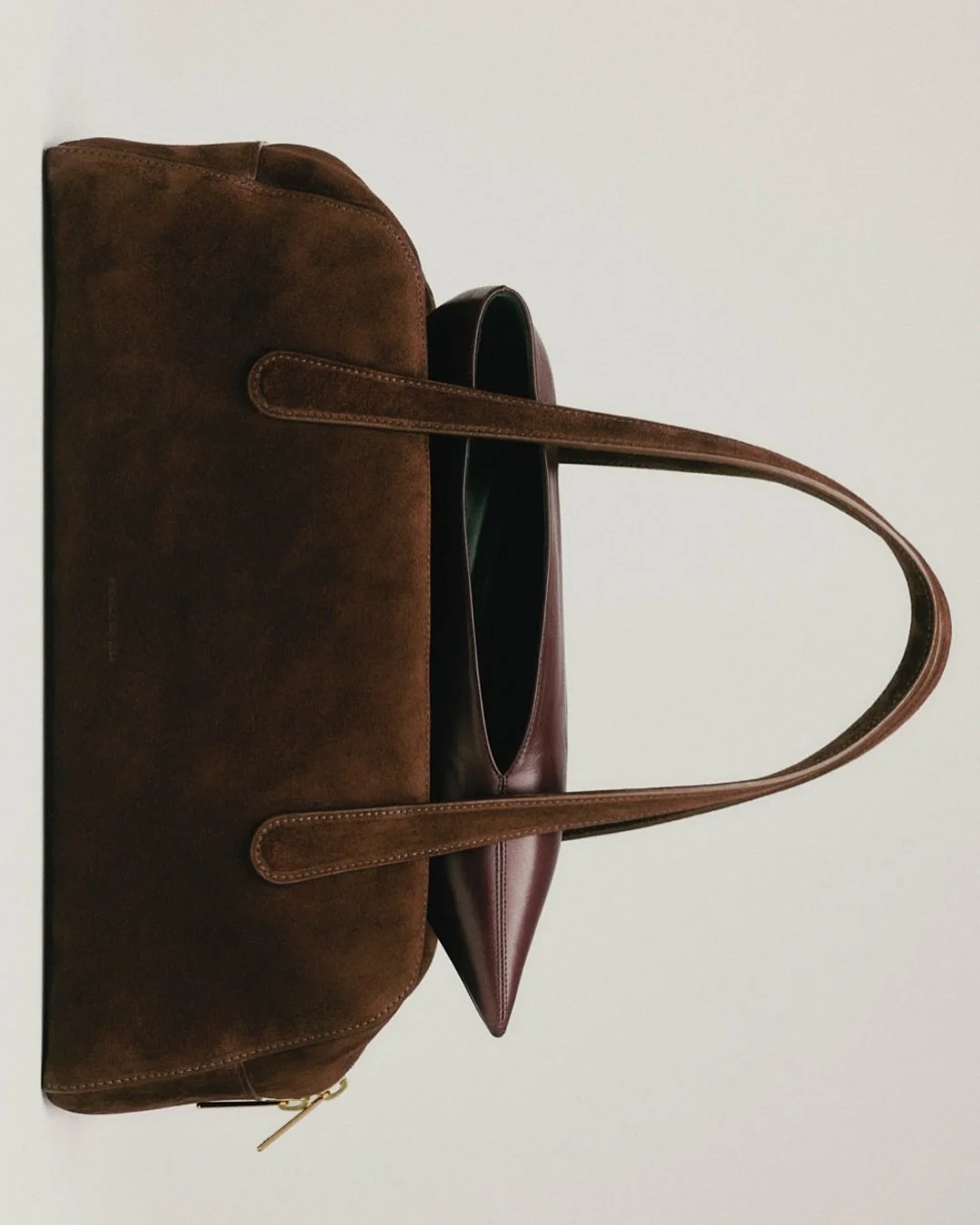 Hladni dnevi, obarvani s toplo paleto prelivajoče se rjave, rdeče in rumene, vabijo k premislekih o garderobi, ki jo bomo nosili v prihodnjih tednih in mesecih. 

To jesen/zimo slavimo estetiko, ki združuje premi&scaron;ljen minimalizem z razko&scaro