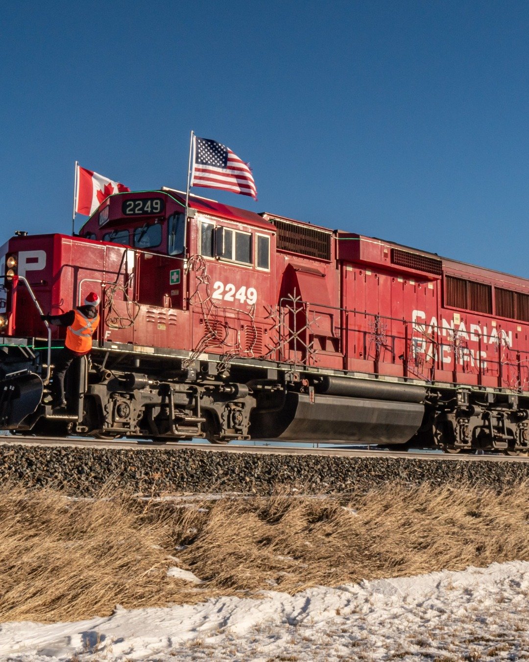 The @cpkcrail Holiday Train arrives TOMORROW!

🗓️ Sunday, Dec 14
⏰ Train arrives at 10:45 a.m., and the show runs until 11:15 a.m.
📍 Pincher Station, Range Road 302
🎶 Featuring The Barenaked Ladies live on the Holiday Train stage!

✅ Arrive before