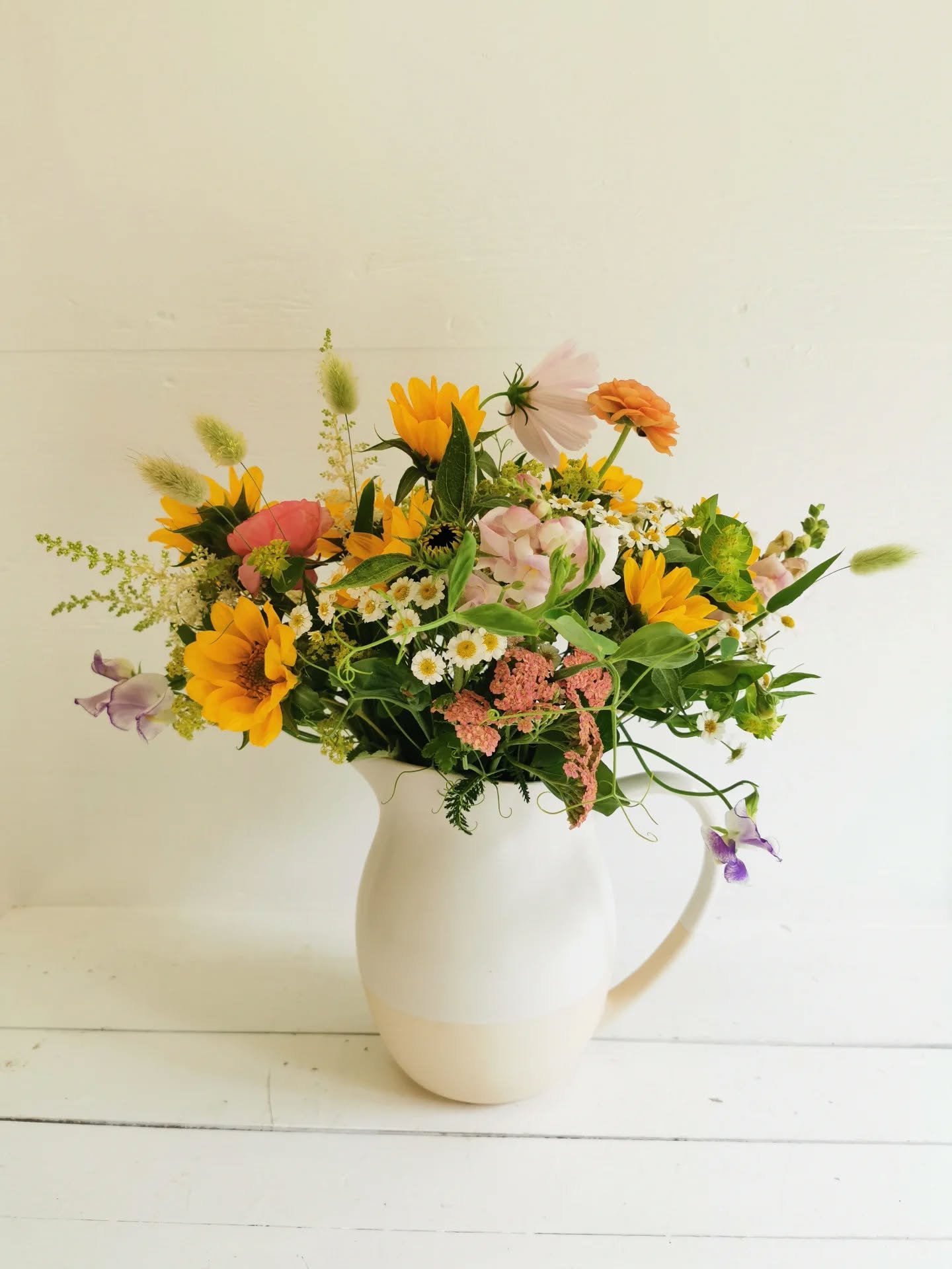 50 Days of Summer Bouquets: Day 15

✳️ sunflowers
✳️ ranunculus
✳️ cosmos
✳️ astilbe
✳️ snapdragon
✳️ sweet peas
✳️ yarrow
✳️ feverfew
✳️ bupleurum
✳️ lady's mantle
✳️ bunny tails

#50DaysOfSummerBouquets