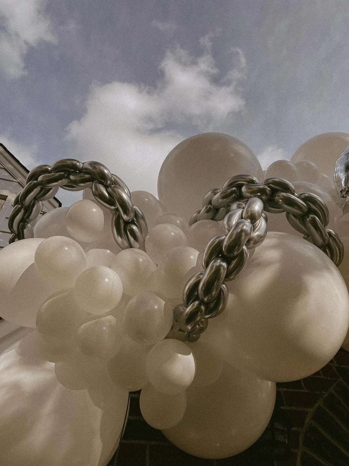 We chained down the house ⛓️This year we kept it simple for Halloween &mdash; and good thing, because Mother Nature brought some serious winds! 💨 ⠀
⠀
Happy Halloween 👻⠀
⠀
#halloweenballoons #HalloweenBalloons #EventDecor #chainballoons #SpookySeaso