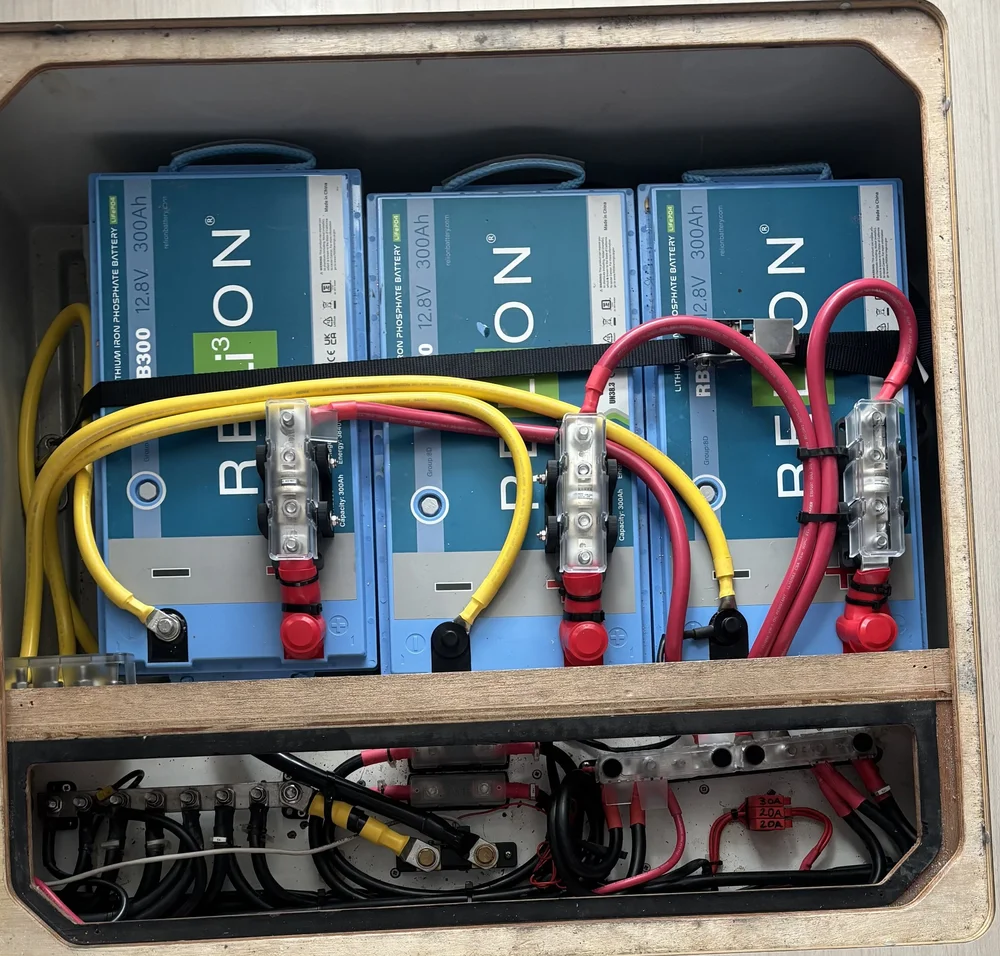 Leopard 42 lithium battery installation