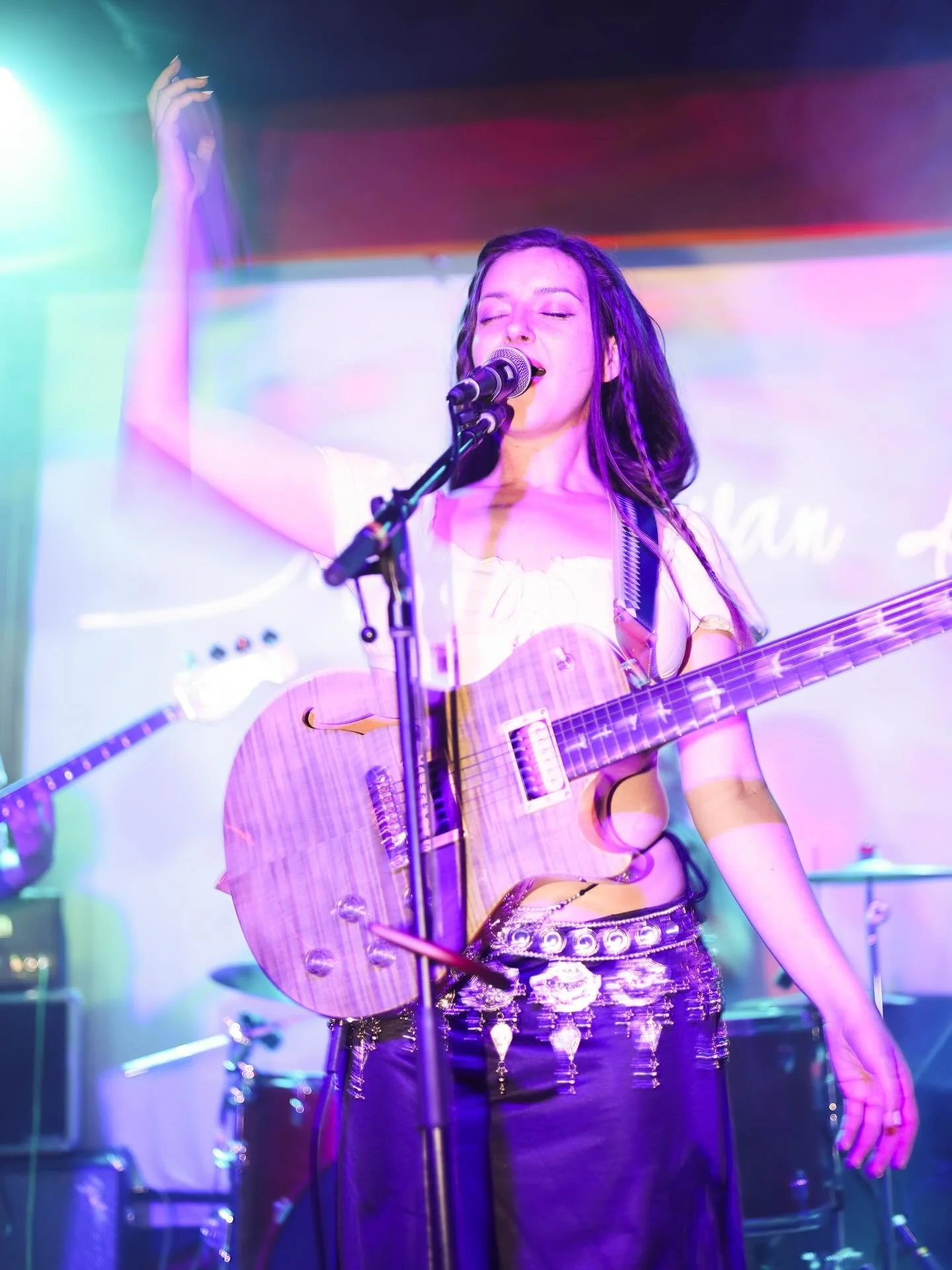 Carousel of footage from @victoriabyers.photo 🤌🏼🎠 TYSM for packing it out on Wednesday night in the dead of winter for the @lynsea fundraiser!! 

It really takes a village 🖤❄️🧠🩼

#prsguitars #officialgretsch #plazamidwood