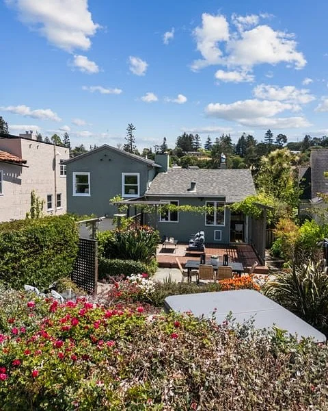 Alot of color in and outside of this home! #oakland #realestatephotographer