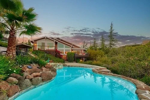 Let's start off Monday with these beautiful backyard views of #southsanjose #sanjoserealestatephotographer #sanjose