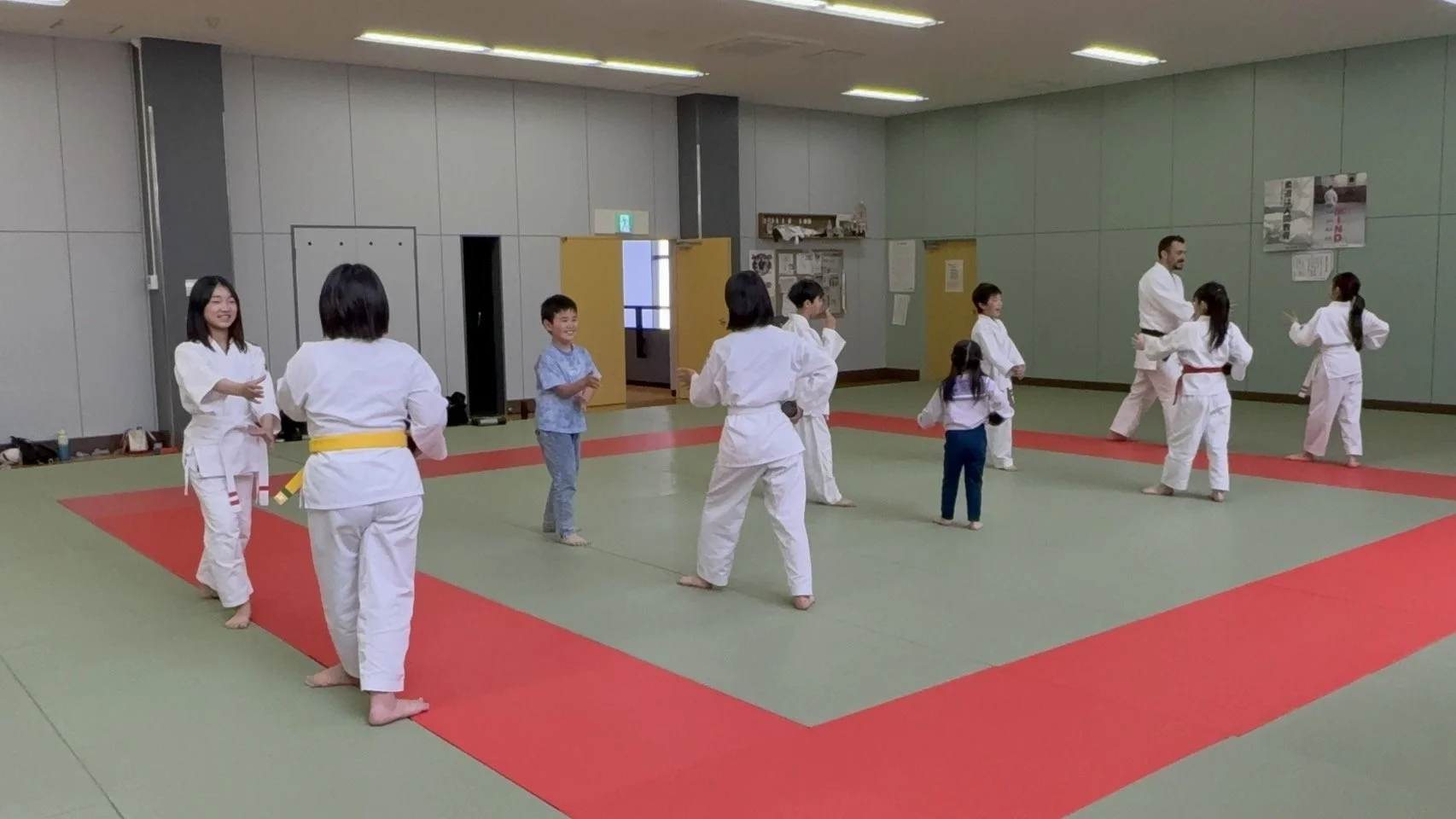 合気道 帯広・初心館道場で、生徒たちが整列し、合気道の稽古を始める準備をしています。