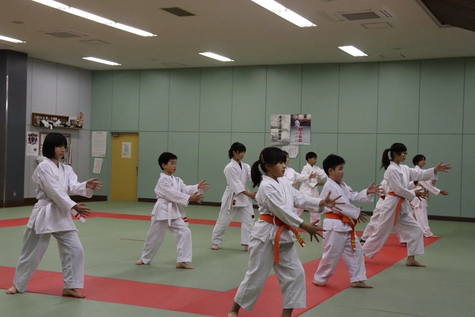 合気道 帯広・初心館道場で、生徒たちが整列し、合気道の稽古を始める準備をしています。
