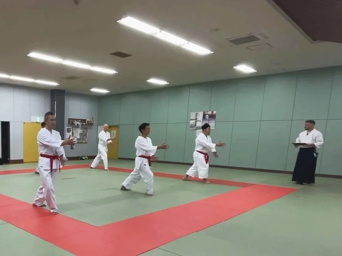 合気道 帯広・初心館で行われた特別企画、サンタ同士が合気道で戦うユニークな様子。十勝地域での楽しいイベントの一コマ。