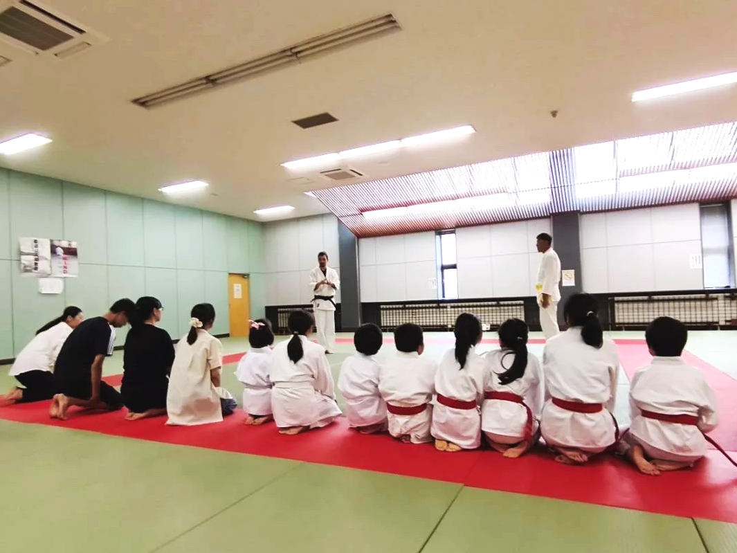 合気道 帯広・初心館道場で、生徒たちが整列し、合気道の稽古を始める準備をしています。