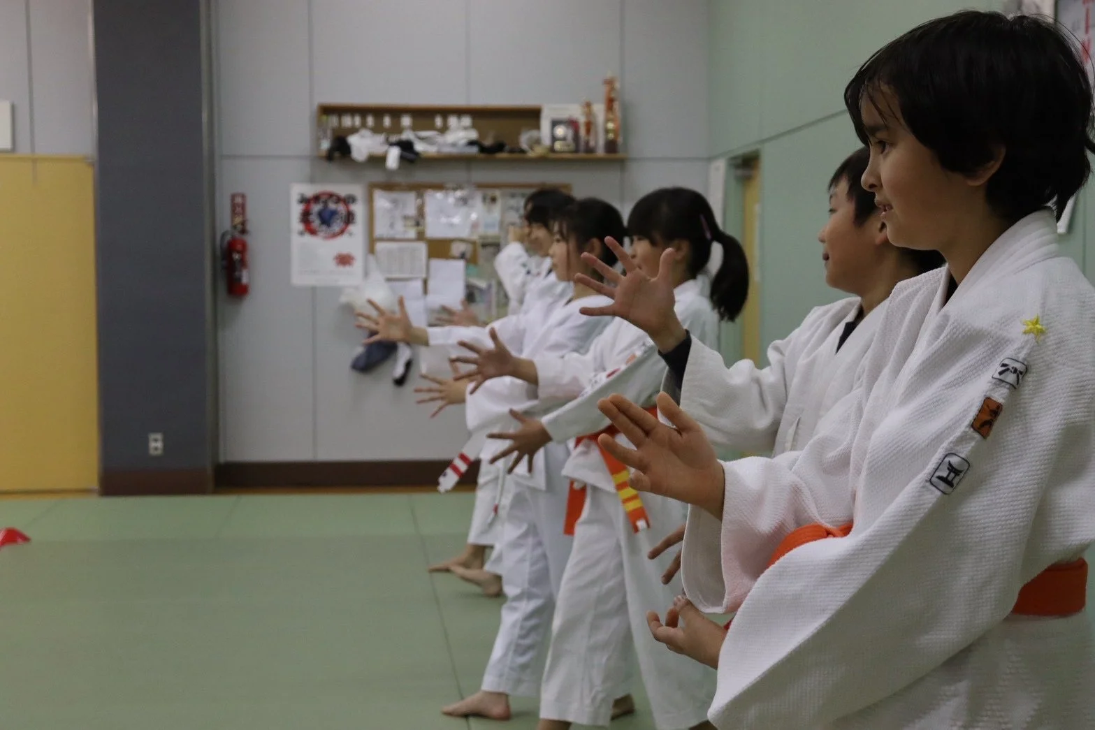 合気道 帯広・初心館道場で、生徒たちが整列し、合気道の稽古を始める準備をしています。