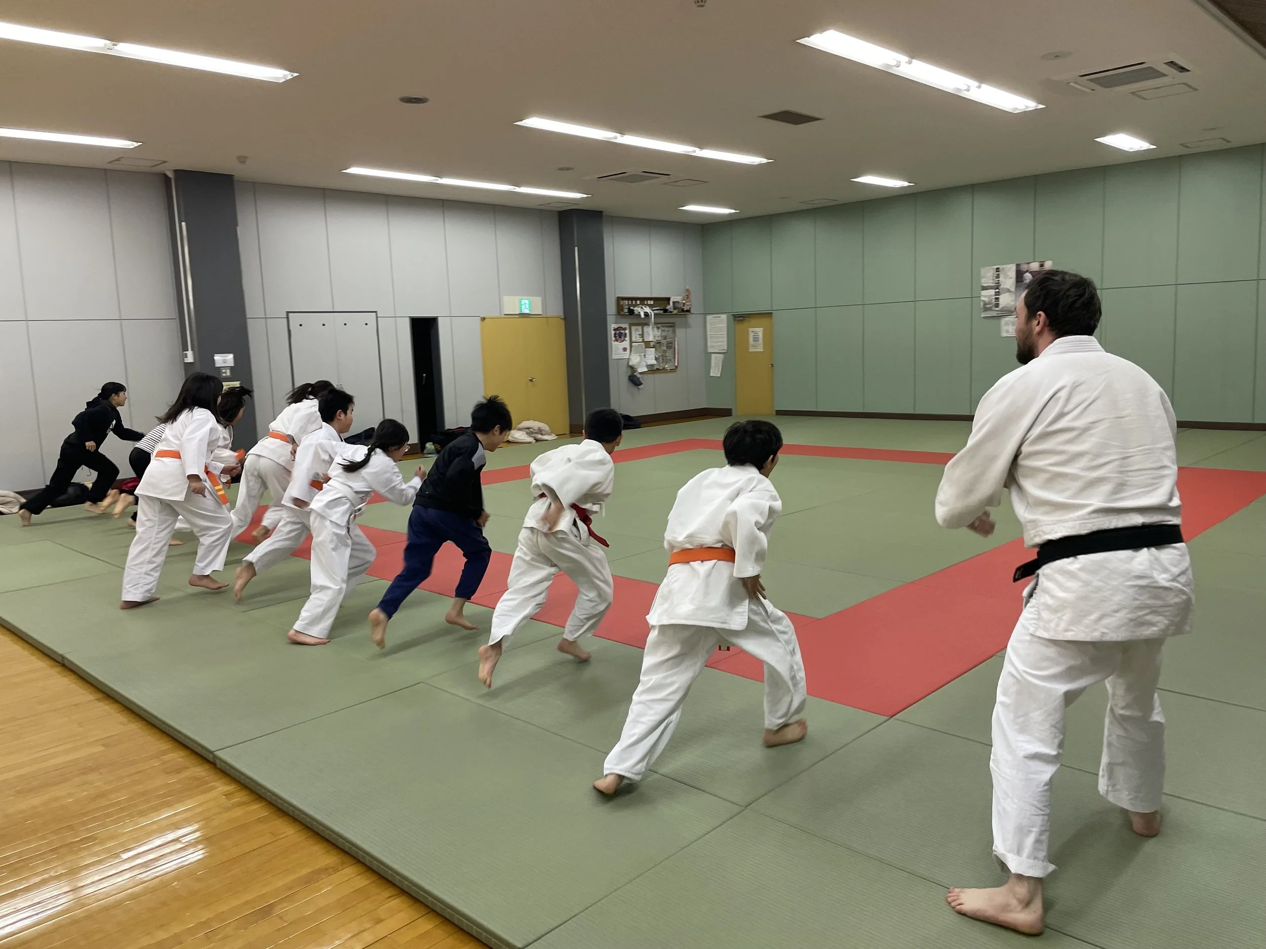 合気道 帯広・初心館道場で、生徒たちが整列し、合気道の稽古を始める準備をしています。