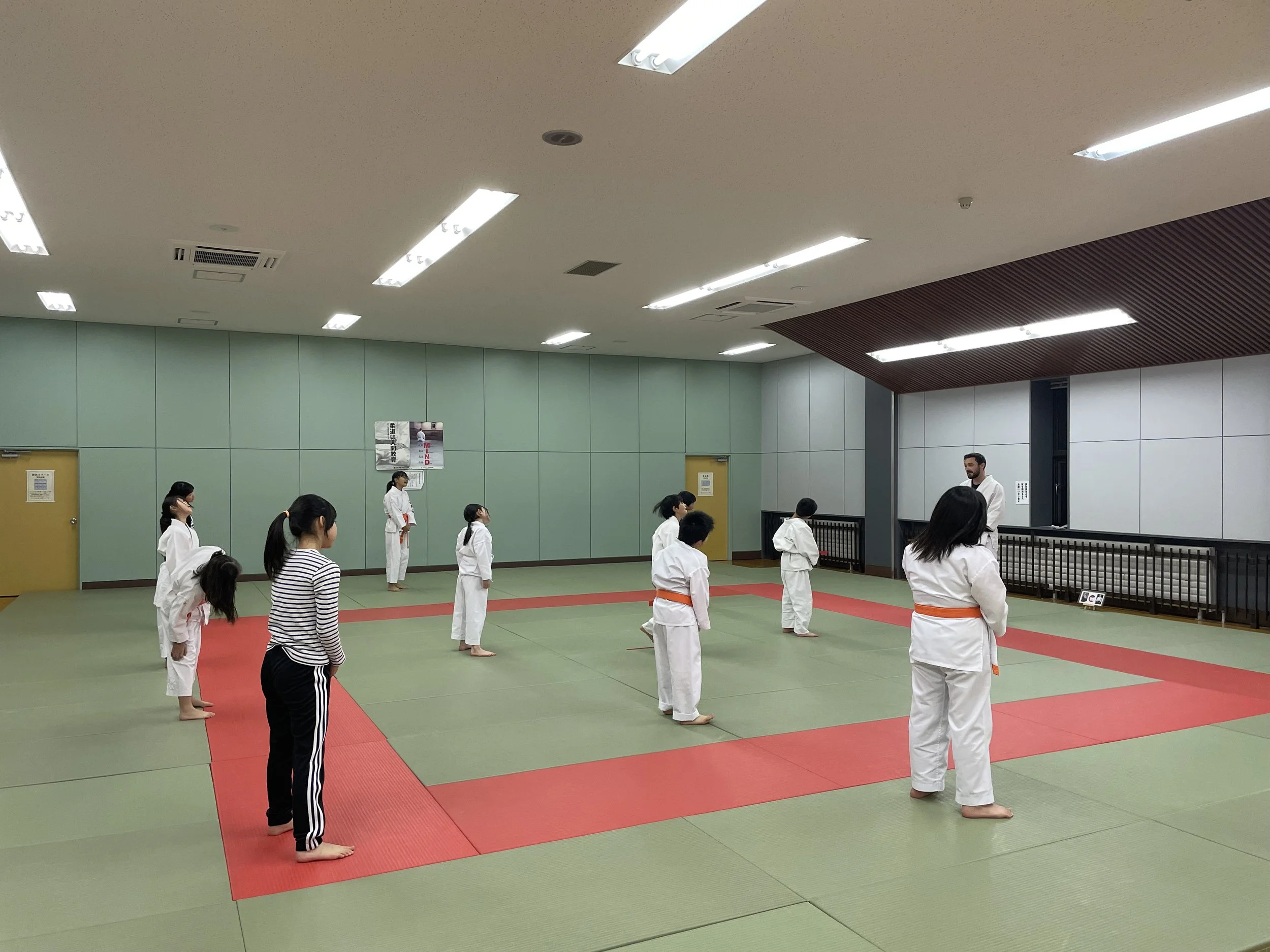合気道 帯広・初心館道場で、生徒たちが整列し、合気道の稽古を始める準備をしています。