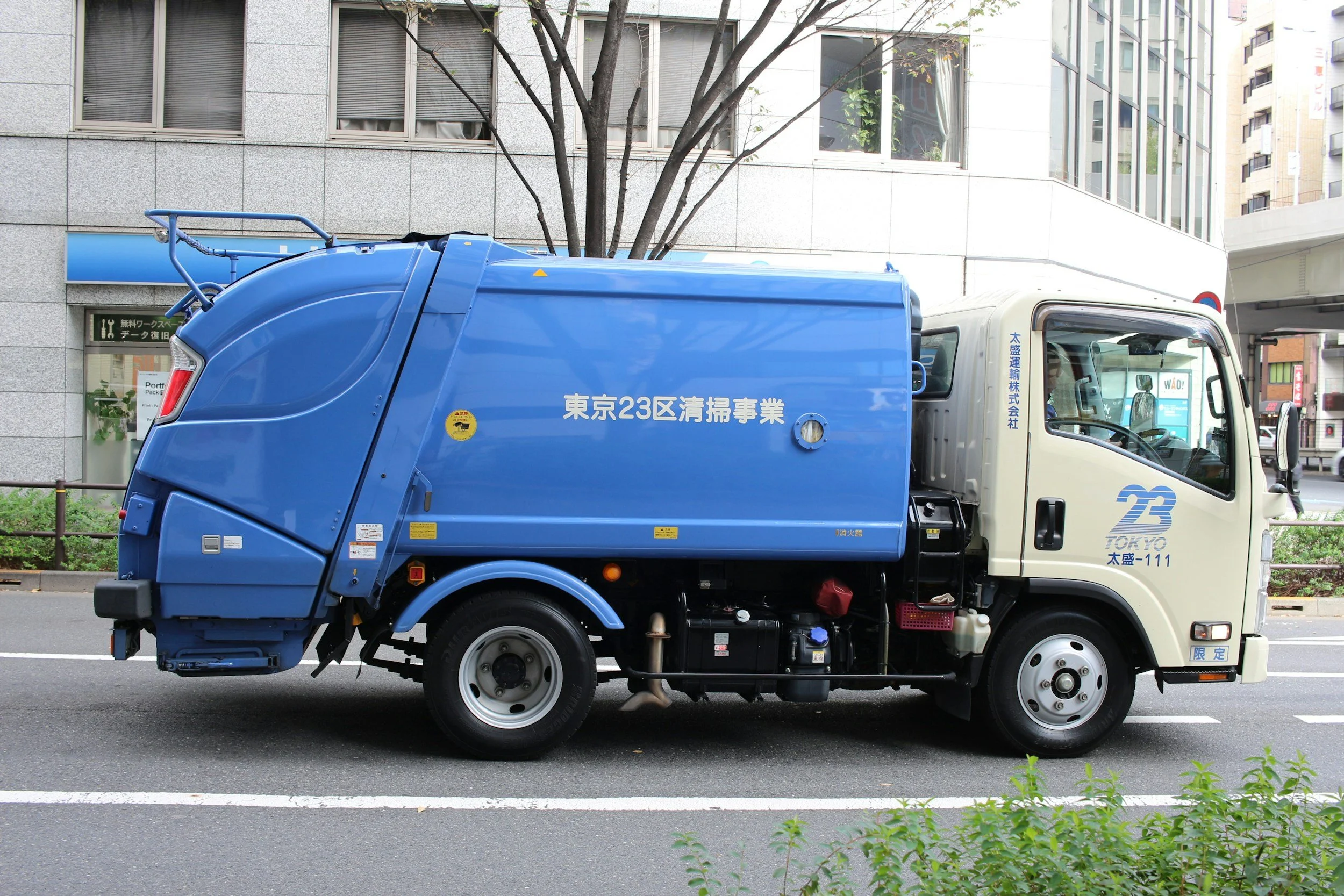 Logo of Bolt Movers with two stylized houses, one in blue and one in gray, and the company's name written below.