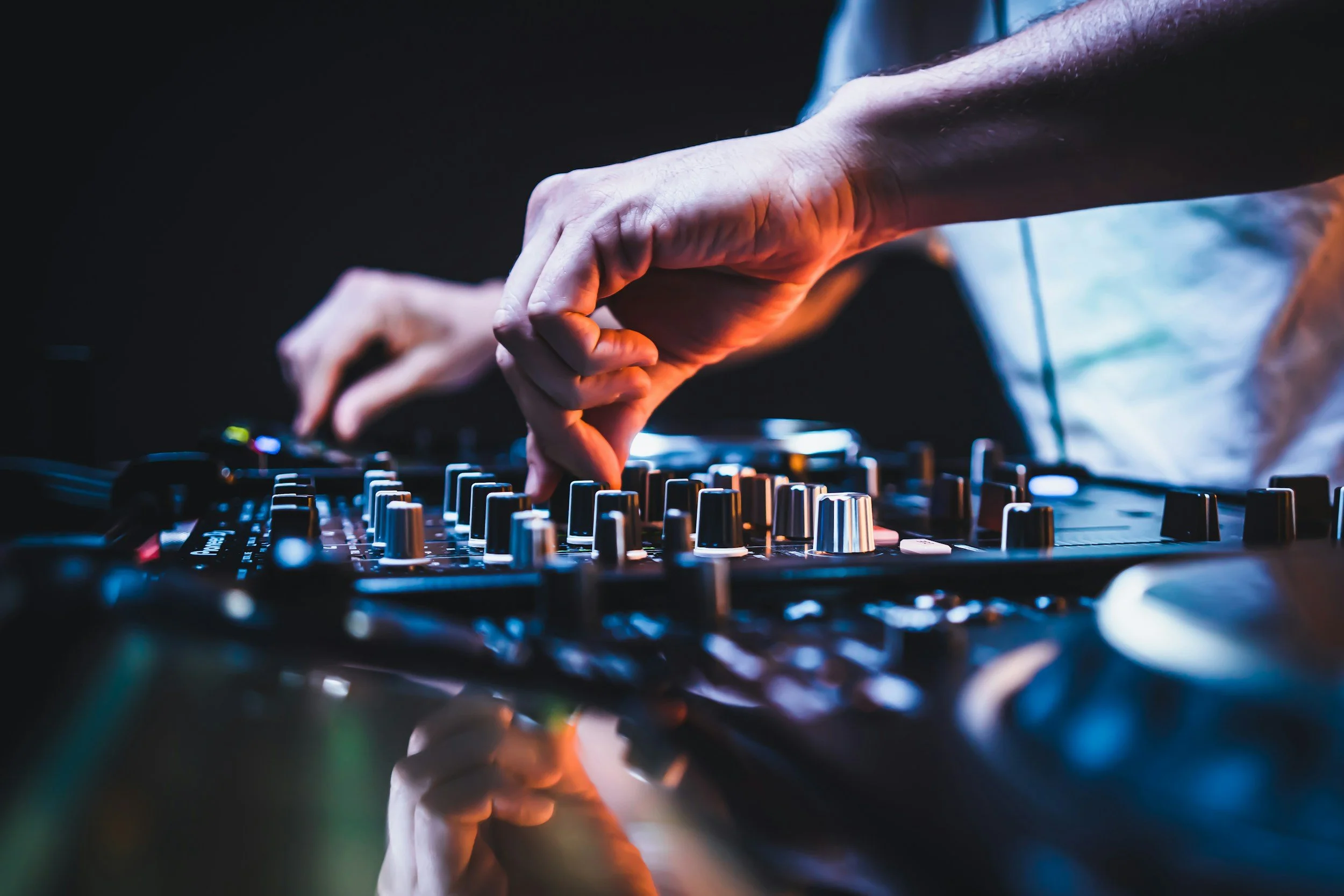Close-up of hands mixing tracks during a 1-on-1 beginner DJ lesson on club-standard gear at Crossfade Studio Lab in Seattle.