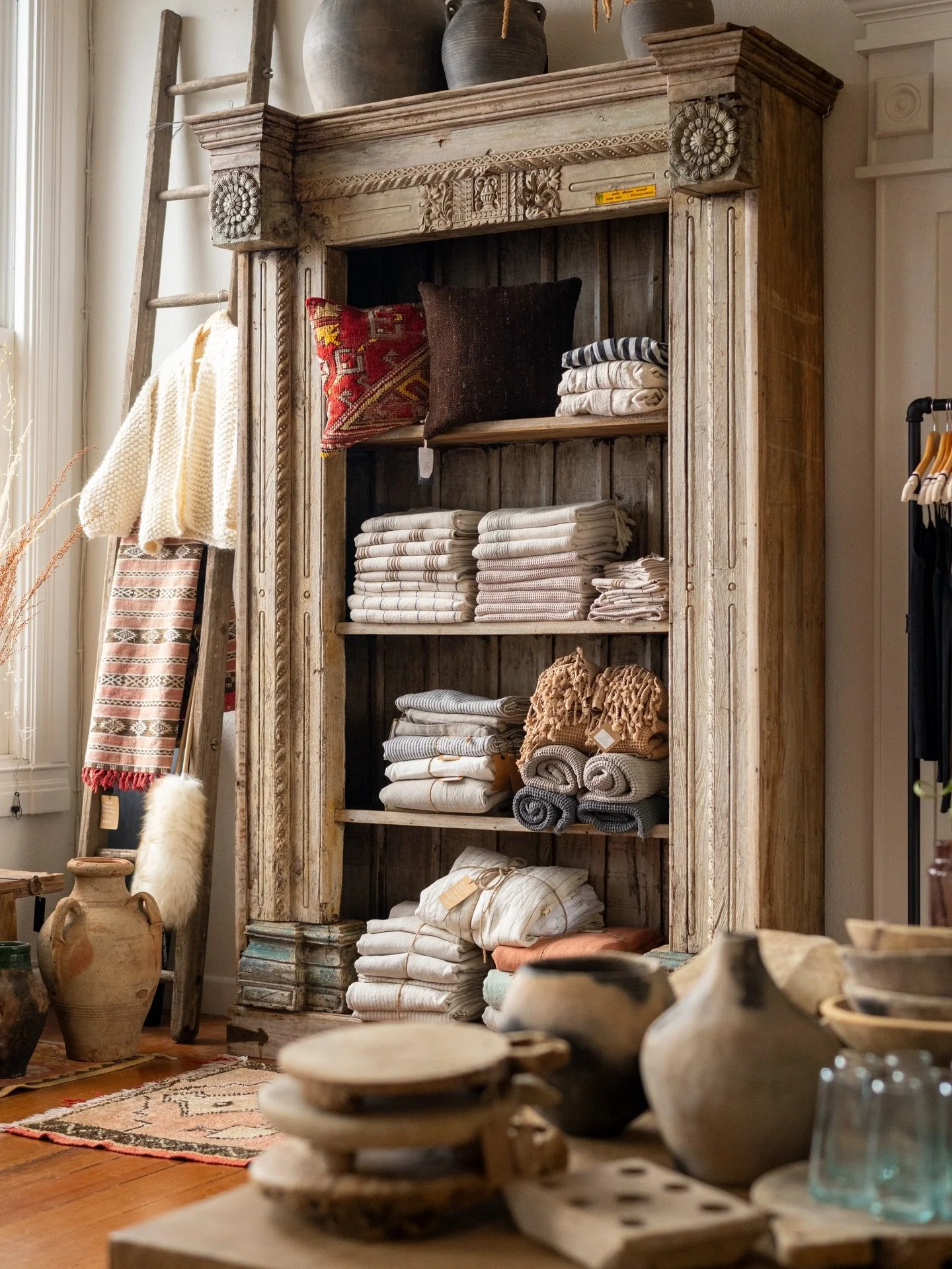| Elemental moments |

| Textiles by @mizarandalcor |

| Styling by @jassmineskye @shopelementalhome @elementalrealestatedesign |