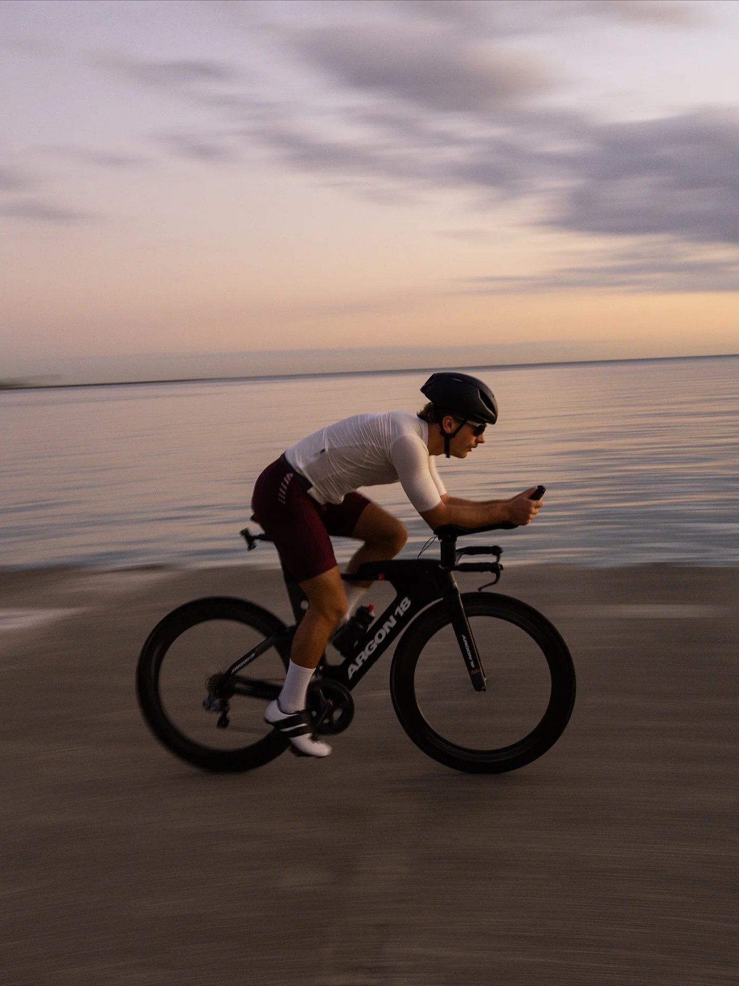 🚲 morning with @ajurbanski x @argon18bike 

#chicagophotographer #chicagolakefront