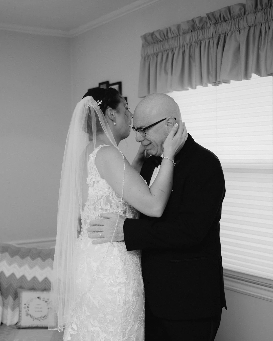 Before the ceremony and the crowd, there was this quiet, emotional pause, a father seeing his daughter as a bride for the first time.
A mix of pride, love, and tears filled the room as he held her close, knowing this was both an ending and a beginnin