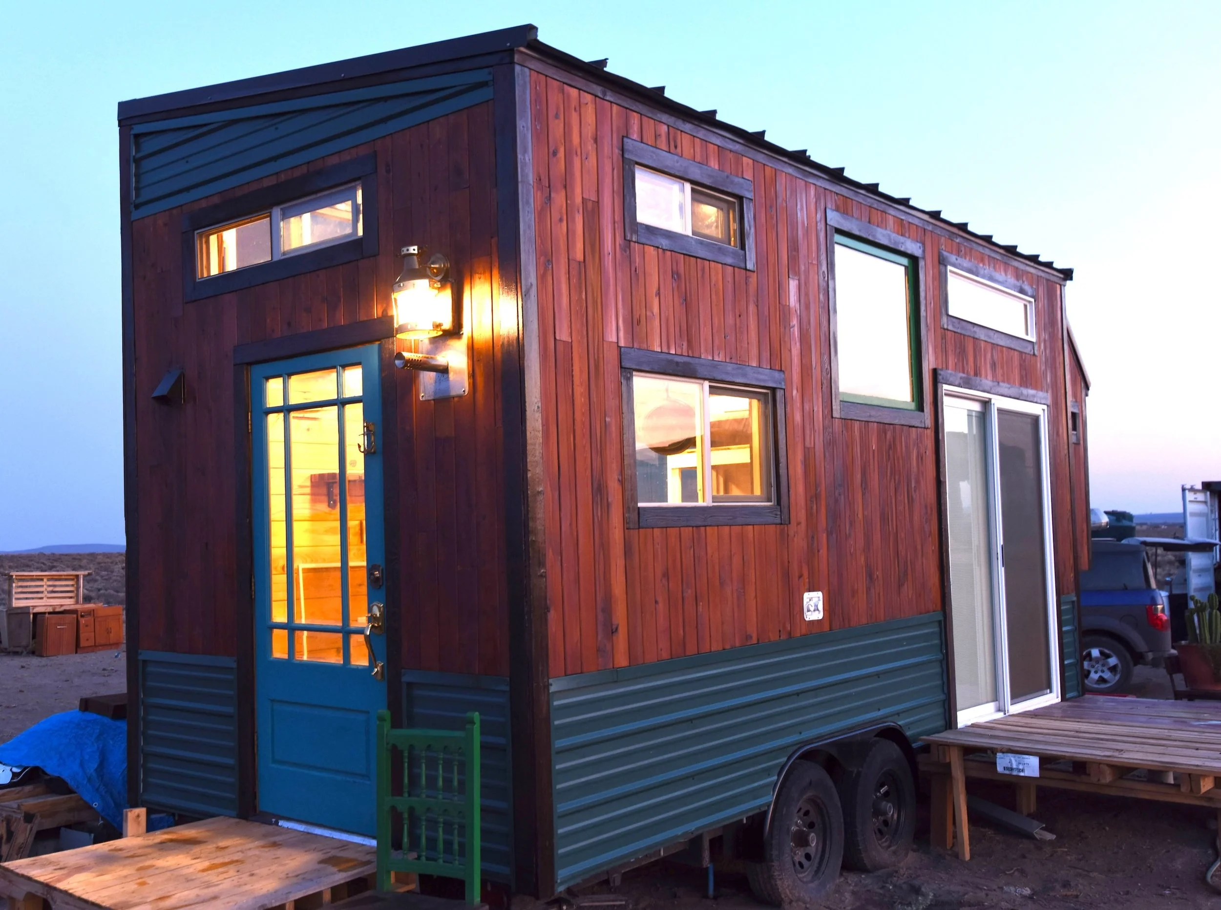 Bandlands-Tinyhouse-Night.JPG