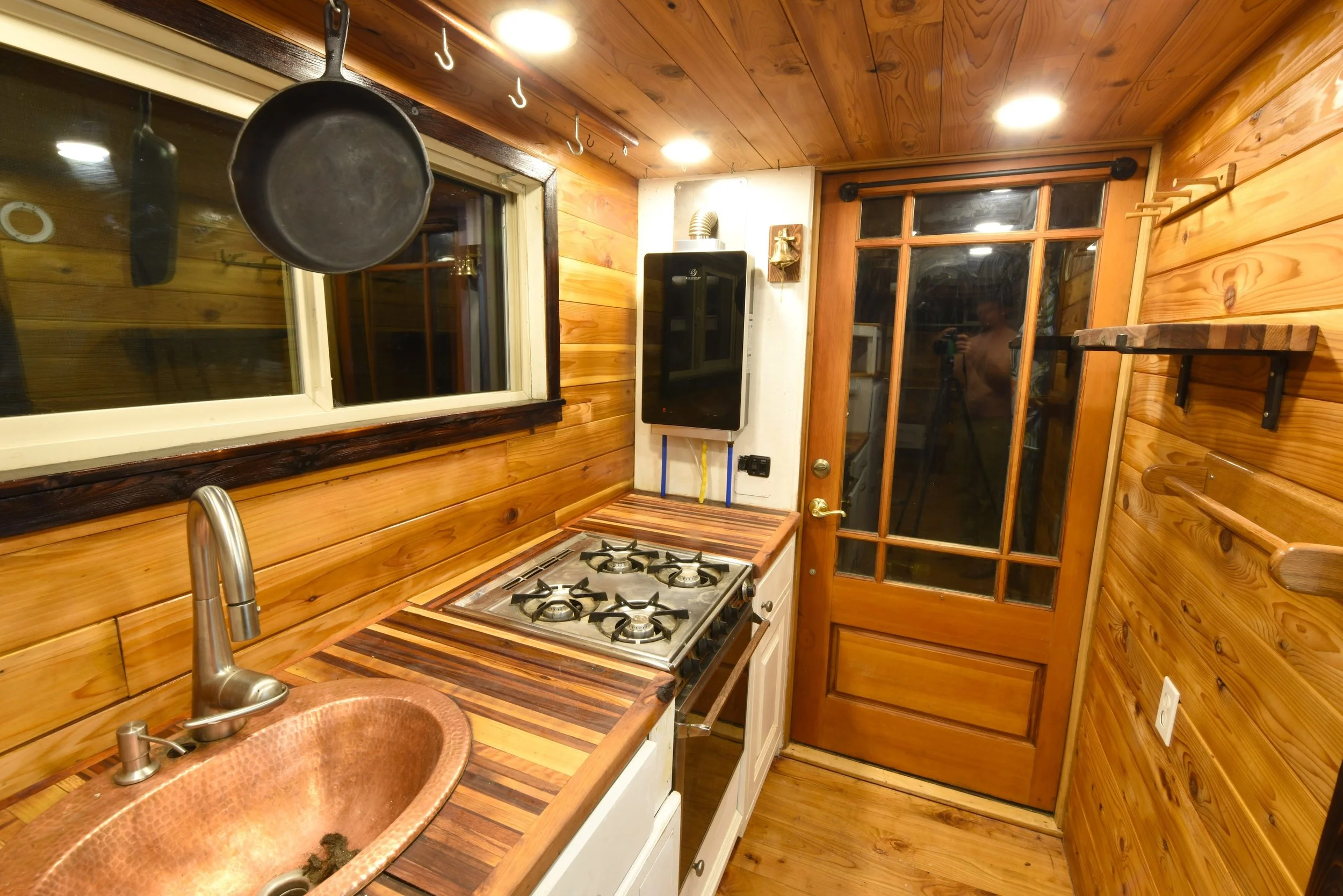 Bandlands-Tinyhouse-Kitchen-Night.JPG