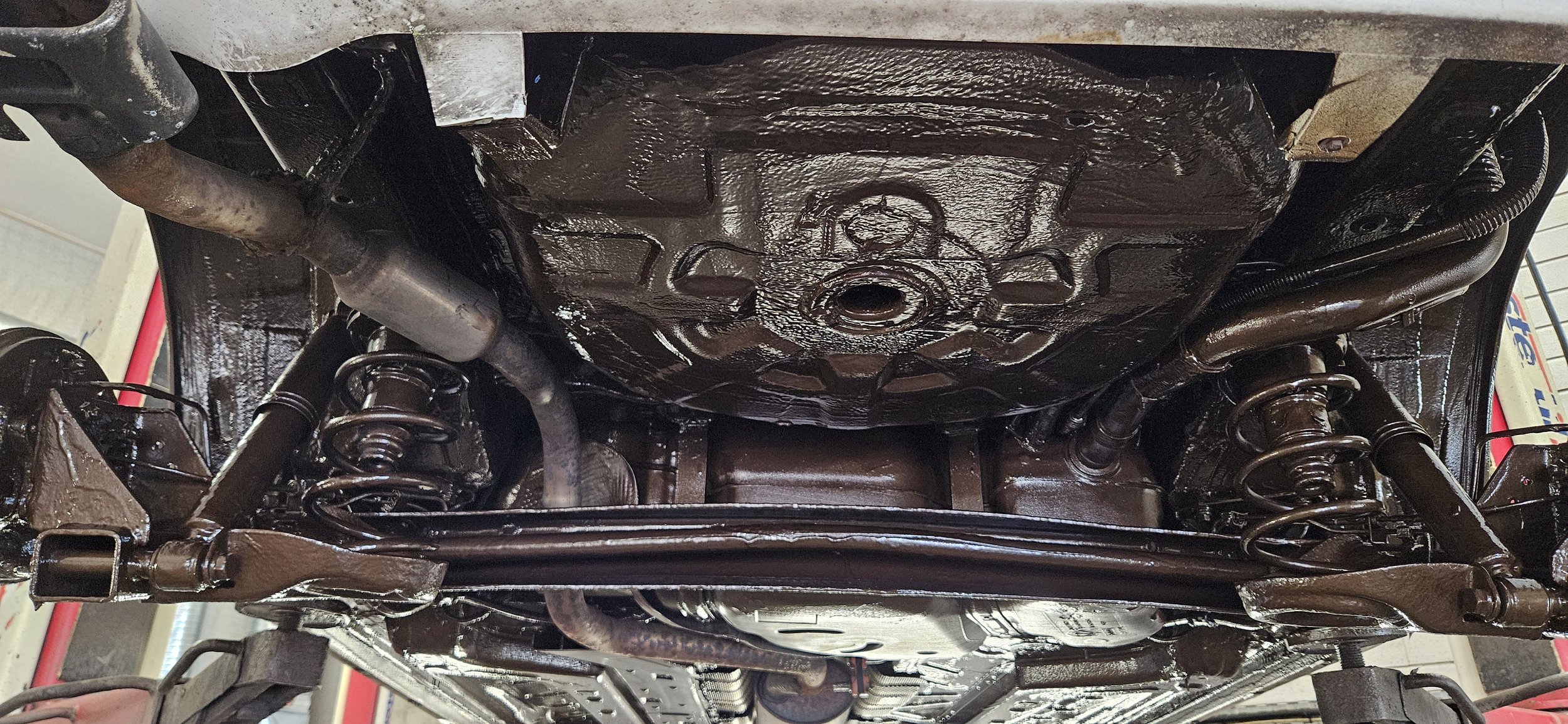 Underside av en bil som skal behandles med rustbeskyttelse