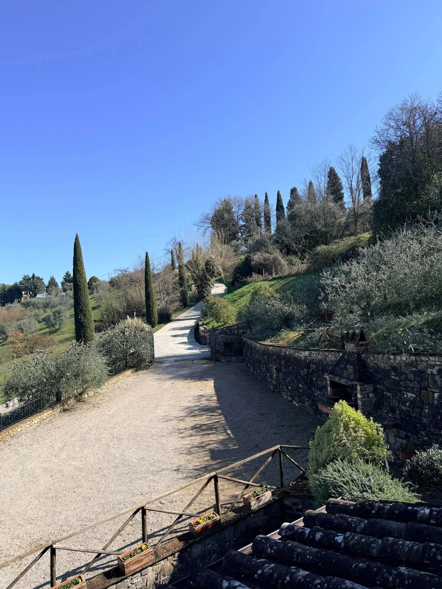 L&rsquo;ingresso &egrave; solo l&rsquo;inizio&hellip;
Un viale, il silenzio della natura e l&rsquo;anima dell&rsquo;Umbria&hellip;
l&rsquo;esperienza inizia da qui, 
dove ogni passo ti porta pi&ugrave; vicino alla bellezza e alla quiete.
Benvenuti al