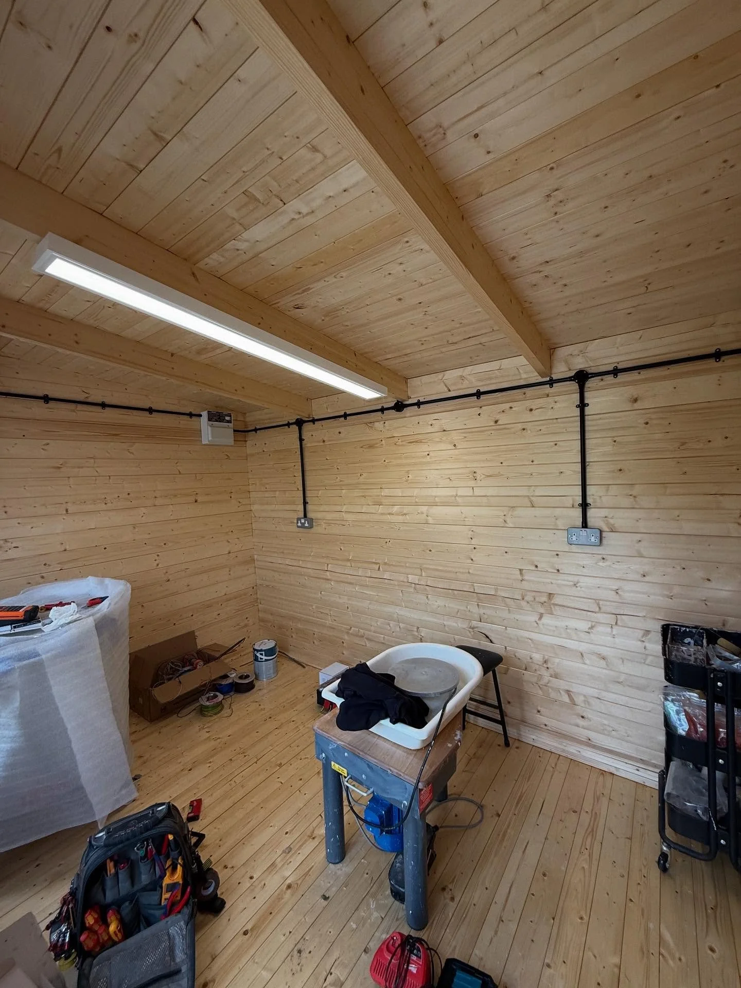 Pottery Cabin complete over in Wickford. 

A 6mm SWA to feed this cabin allowing the provision of a future 32A Kiln to be installed should the client wish. 

Only ever rains when I book in outdoor jobs 🥴 lost a few hours to the rain but managed to g
