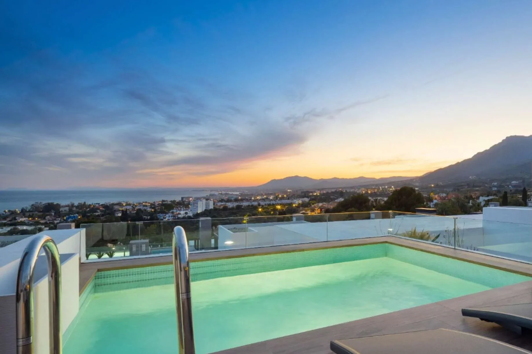 es0807a-_-casa-marbella-pool.webp