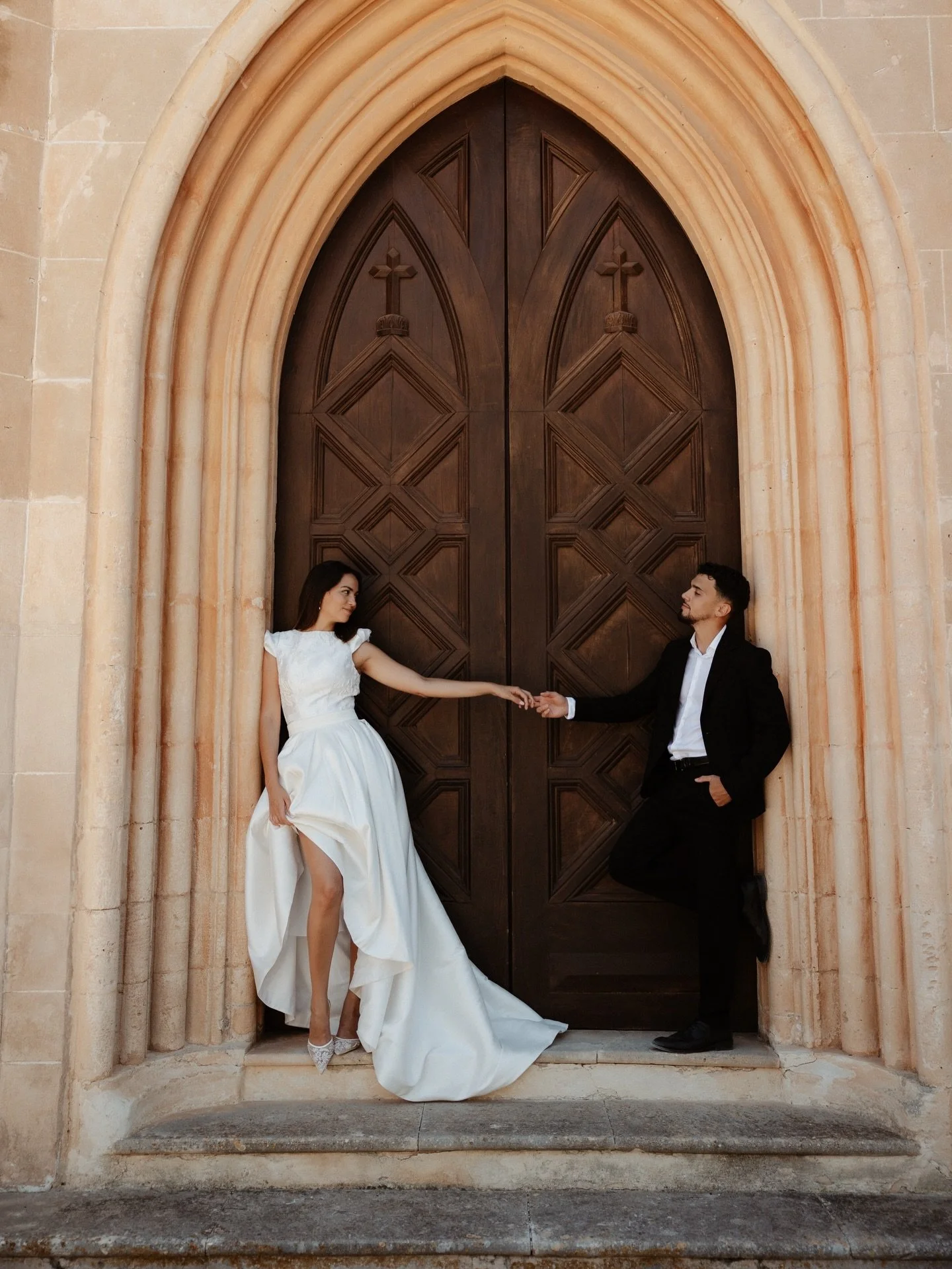 Modern love, old walls, Mallorca light ✨

Images @christin.waldhelm.weddings 
Dress @gerbaulet.bridal 

#mallorcawedding #fashionbride #gerbauletbridal