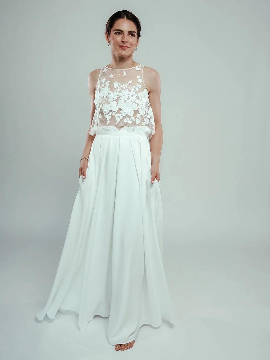 Introducing ✨

▪️Bloomy Top
▪️Modern Pleated Skirt

Effortless, modern, and made to move with you.
Perfect for city weddings, civil ceremonies, or your after-party look.

🤍 Discover the look and make it yours.

#modernbride #bridalstyle #fashionbrid