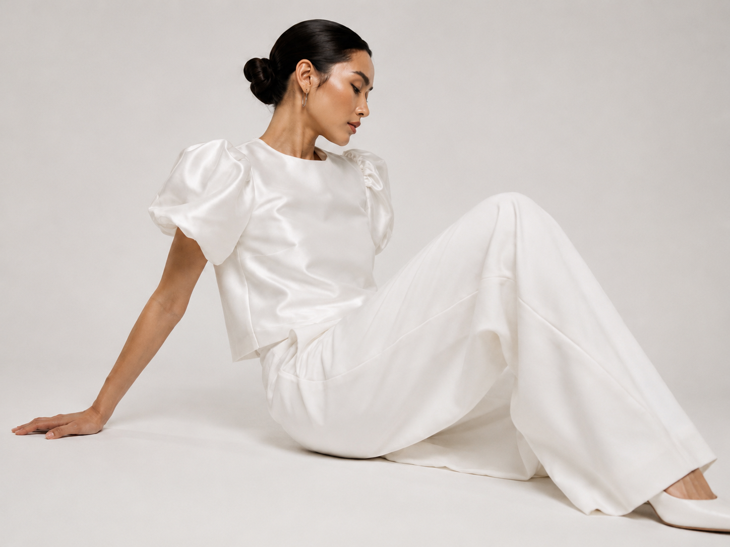 Gerbaulet_Bridal_Studio_Balloony_Top_Flowy_Trousers_seated_02.png