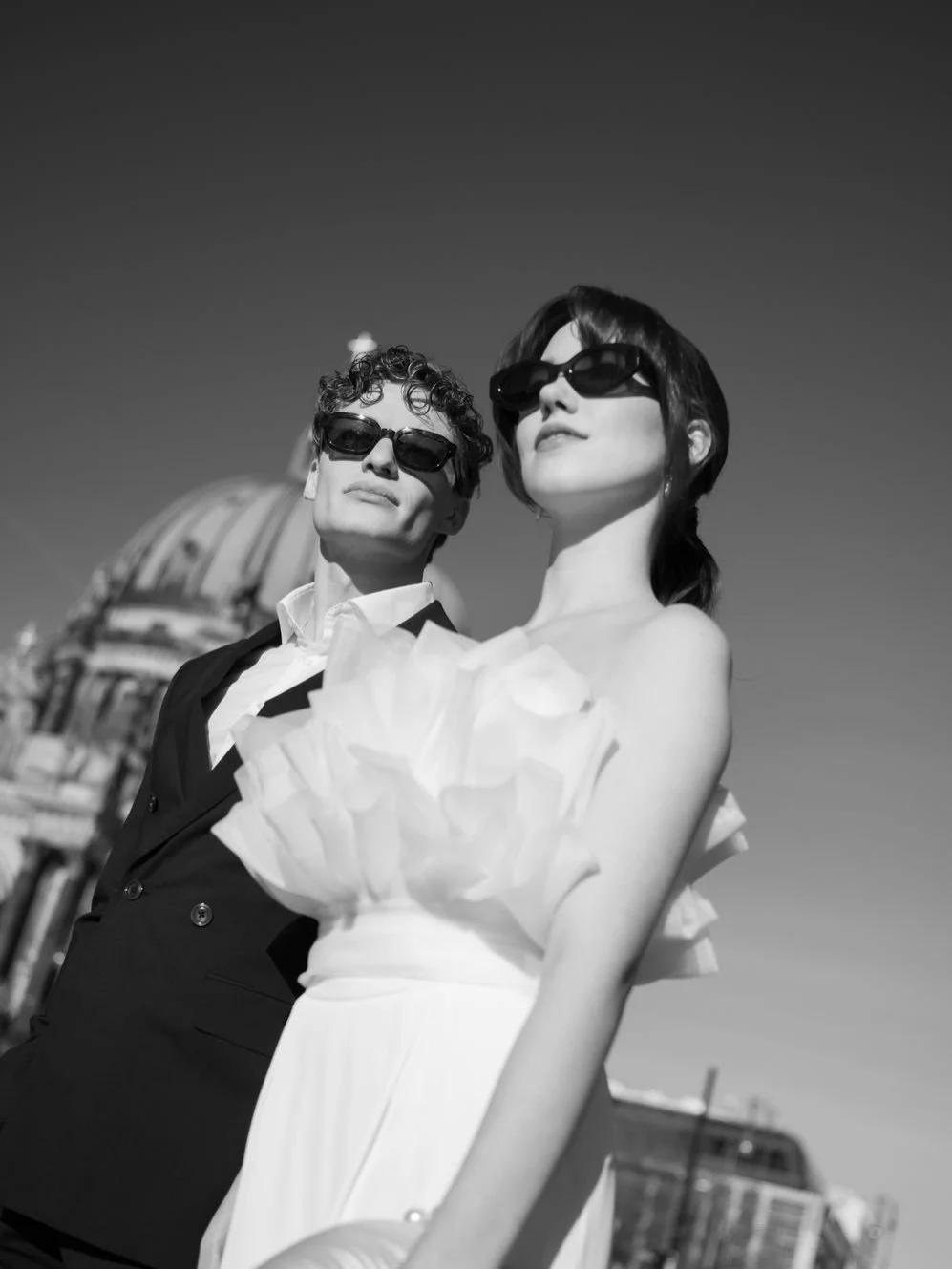 City lights, timeless love and a bridal look made to break traditions.

For modern lovers who do it their way. 🤍🖤

Konzept &amp; Planung @bold.yes.weddings
Fotografie @mirela_bauer
Content Creation @avec.amour.nini
Styling @makeupbymg_ Bridal Coupl