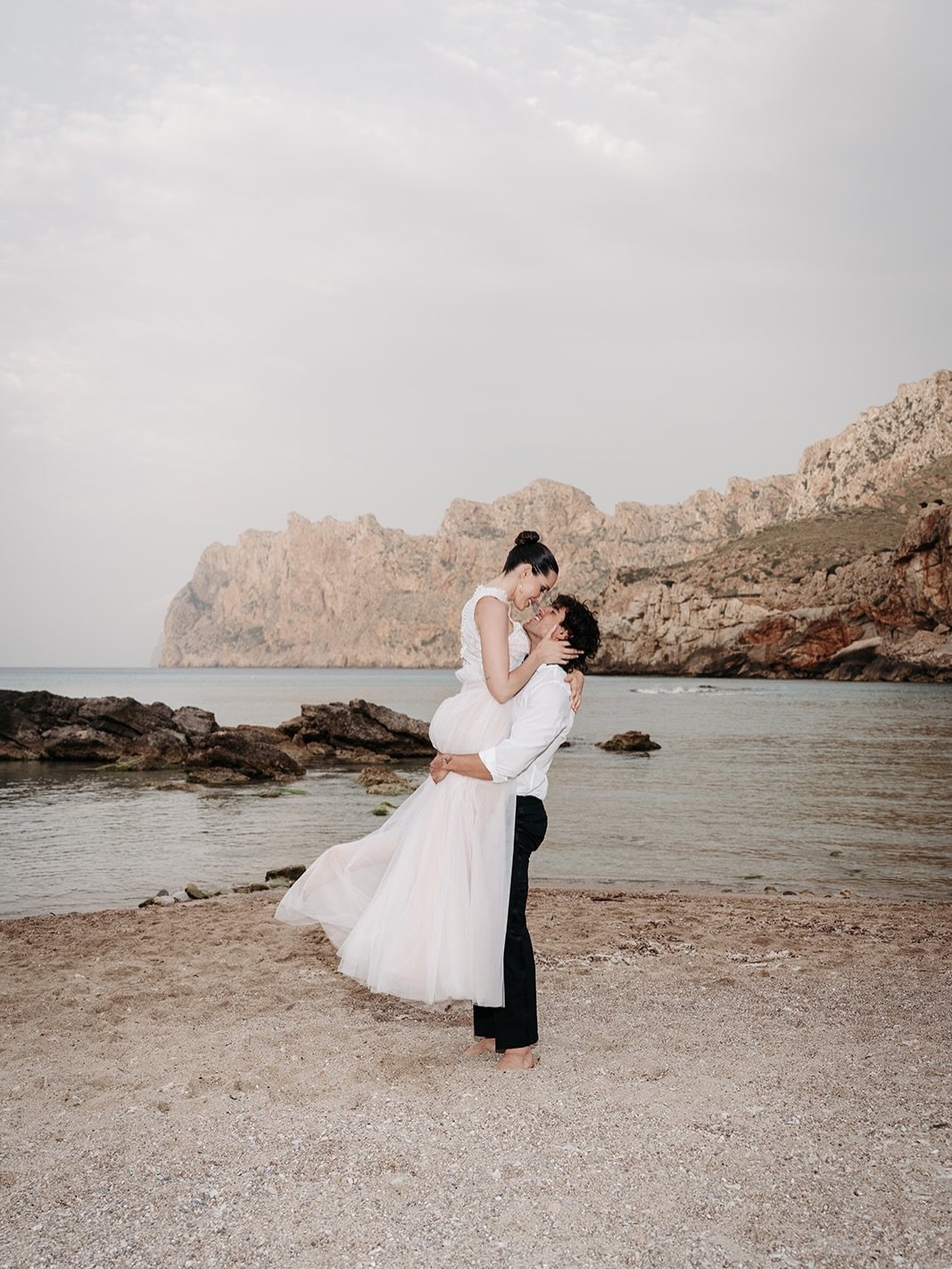 Barefoot, wildly in love, and made for forever. Mallorca, you have our hearts. 🤍

Planning:
@christin.waldhelm.weddings
@grafikm_
@laceriseweddings
Photographer: @herr.und.frau.nolle
Model Couple: @shootercouple
Styling: @mario.kren
Dress: @gerbaule