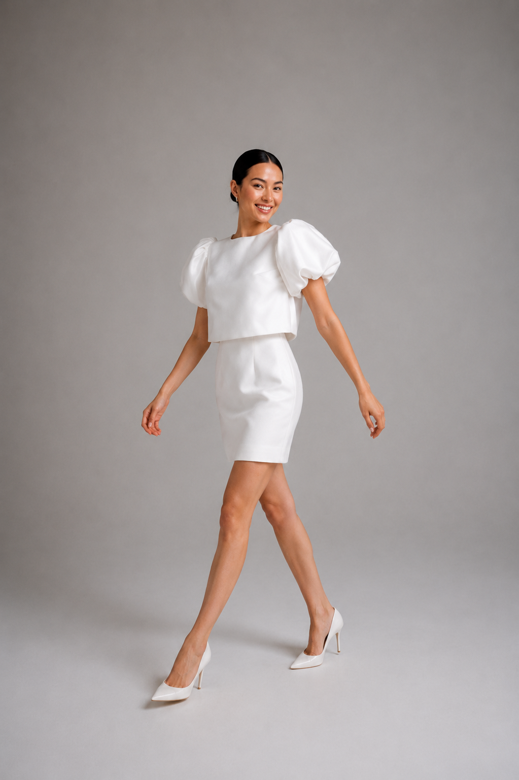 Gerbaulet_Bridal_Studio_Balloony_Top_Miniskirt_walking.PNG