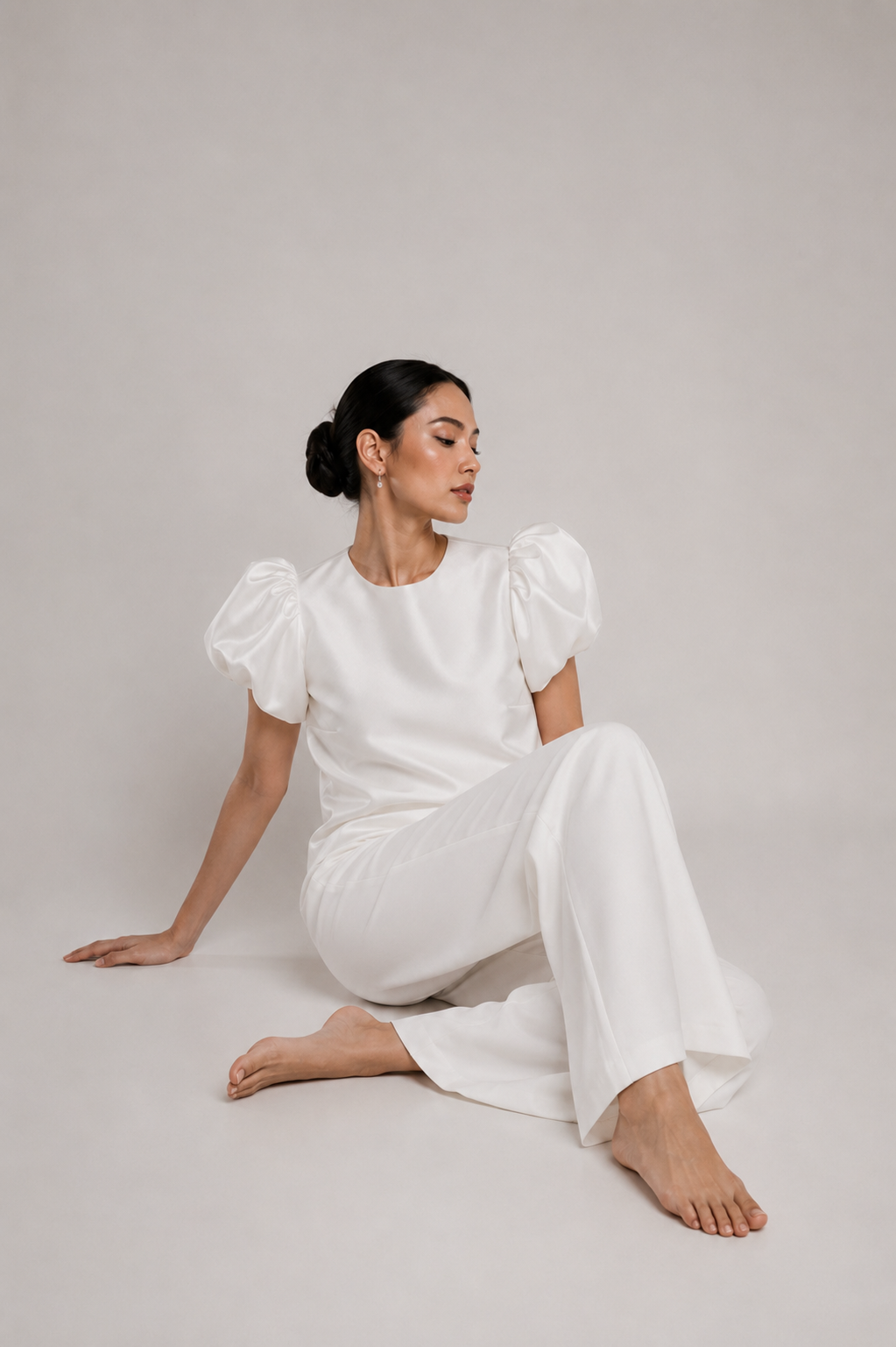Gerbaulet_Bridal_Studio_Balloony_Top_Flowy_Trousers_seated.PNG